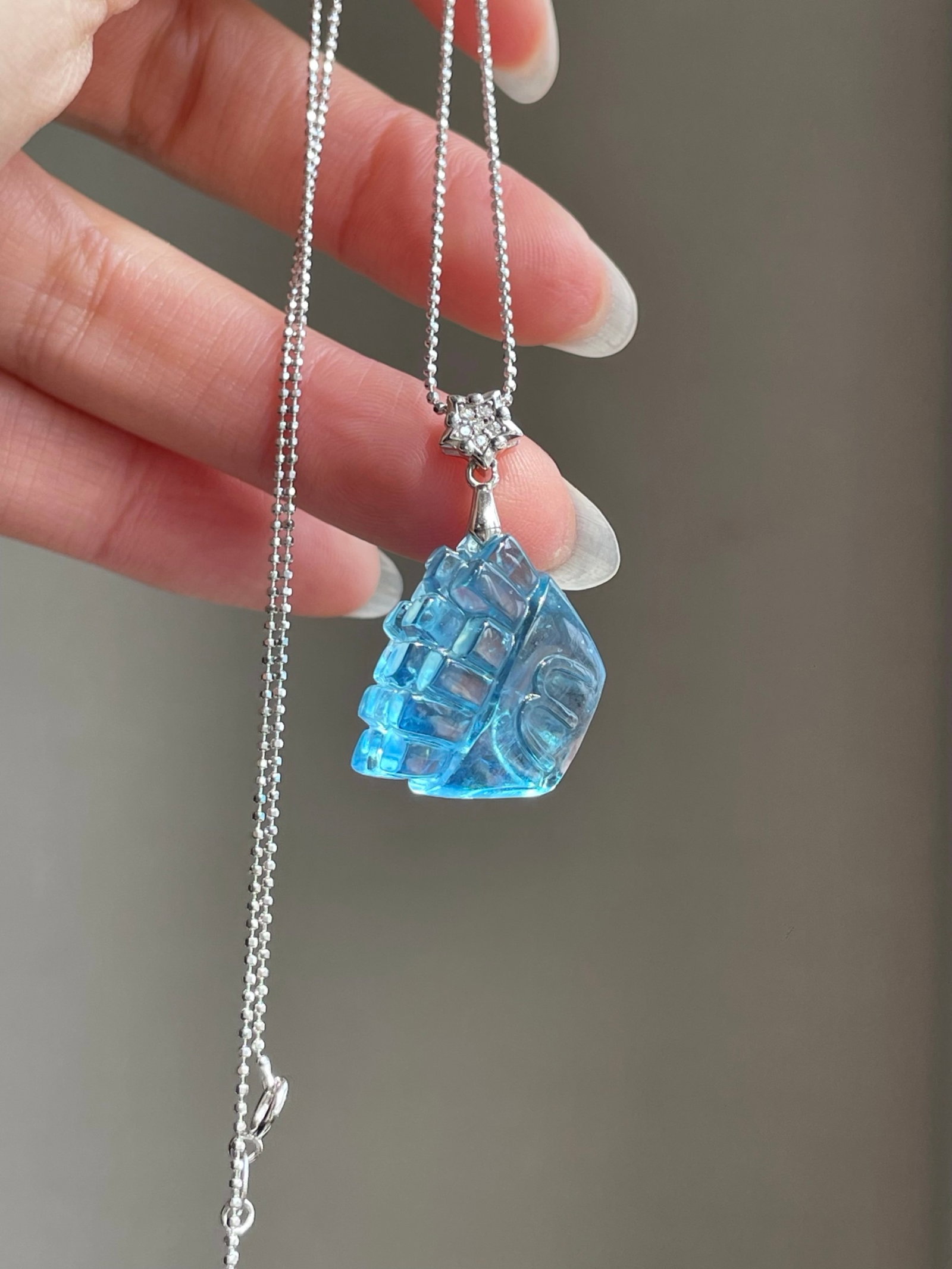 An Exquisite Sterling Silver Inlaid Aquamarine Chips Pendant: An Exquisite Sterling Silver Inlaid Aquamarine Chips Pendant,Size:20mmx17mmx11mm,Weight:6.3g。032313 纯银镶海蓝宝薯条吊坠