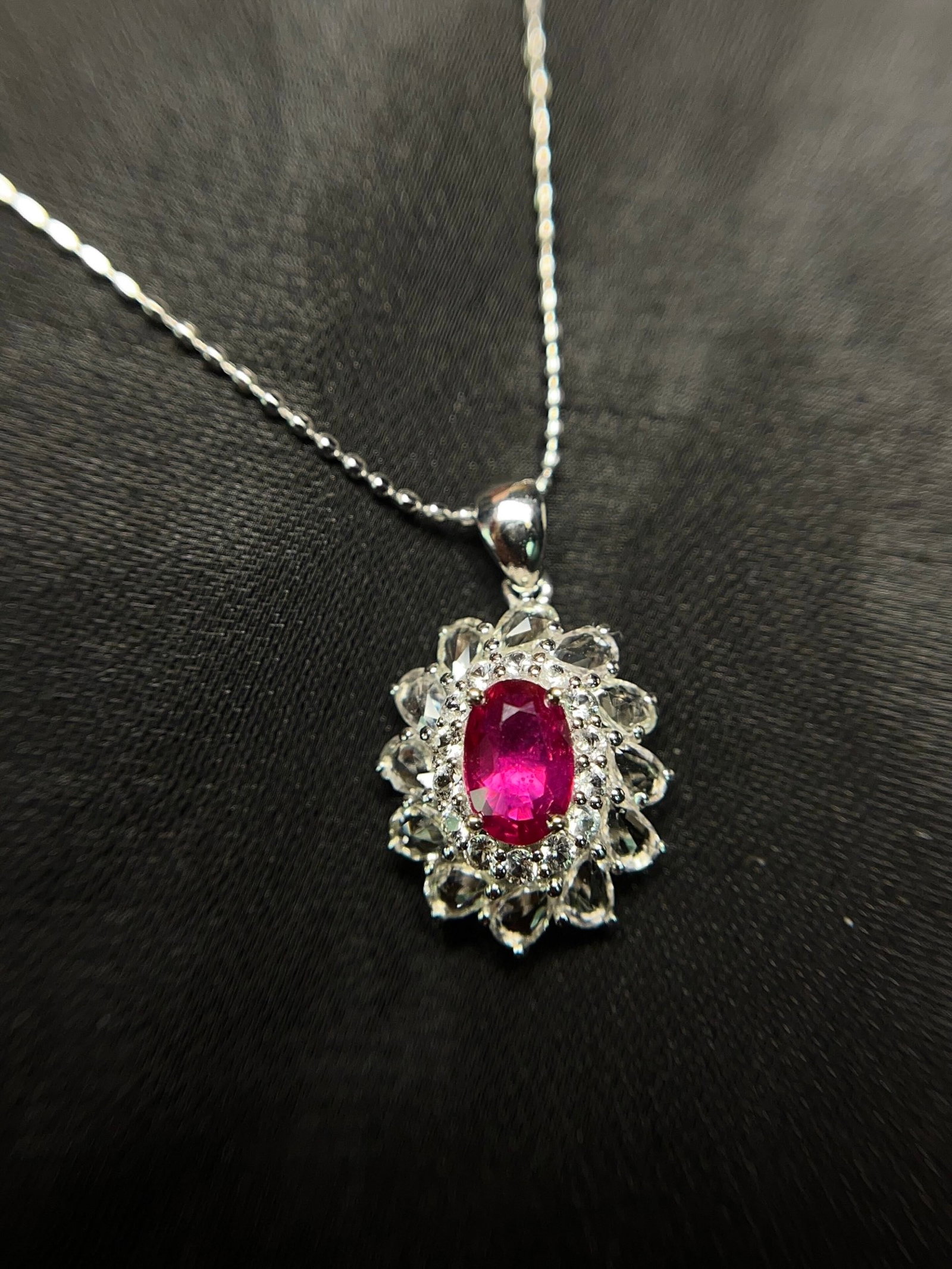 A Exquisite 18k Gold Inlaid 0.55ct Natural Ruby Pendant,Inlaid Gems: A Exquisite 18k Gold Inlaid 0.55ct Natural Ruby Pendant,Inlaid Gems,Total Weight:1.30g 18k金镶 0.55ct 天然红宝石吊坠,嵌宝石