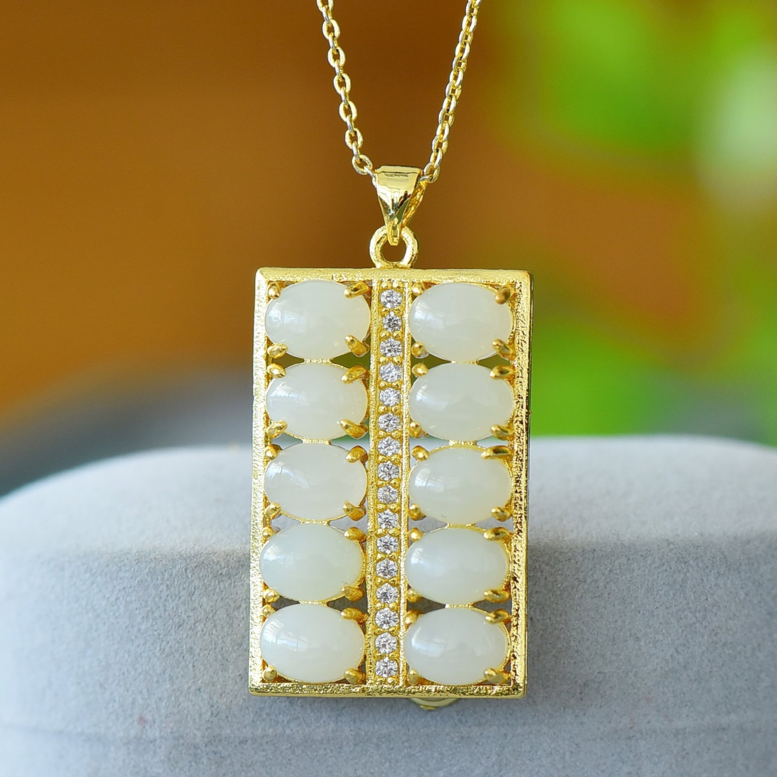 An Exquisite Bronze-Gold Plated Inlaid White Jade Necklace,Inlaid Diamond: An Exquisite Bronze-Gold Plated Inlaid White Jade Necklace,Inlaid Diamond,Size:6mmx9mm 铜镀金镶白玉项链,嵌钻石