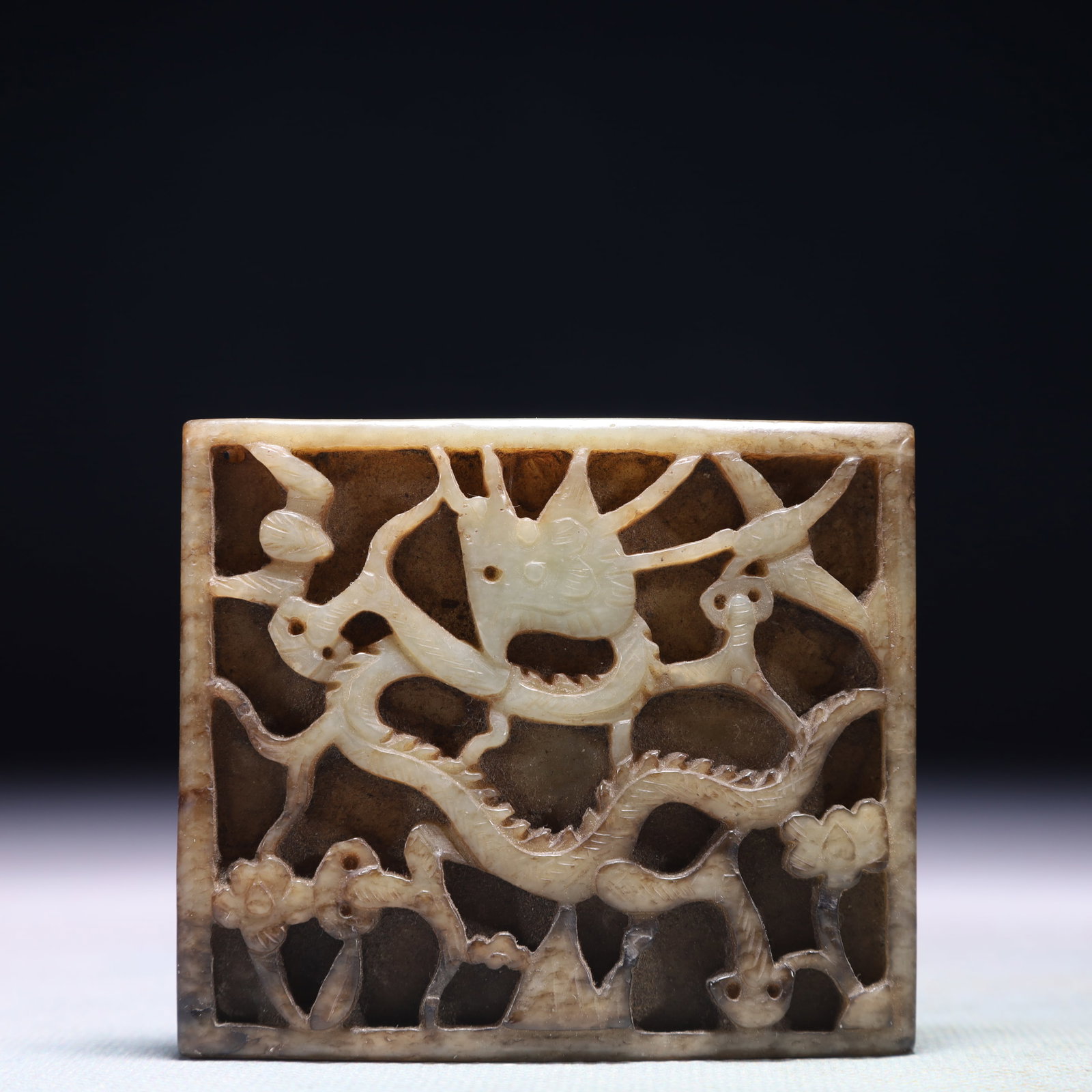 An Exquisite White Jade Dragon Pattern Pendant: An Exquisite White Jade Dragon Pattern Pendant,Qing Dynasty,China,Size:2.8inx2.4in,Weight:80.4g 白玉龙纹佩,中国清代