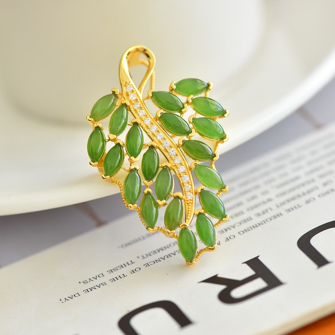 An Exquisite Sterling Silver-Gold Plated Inlaid Jasper Brooch,Inlaid Diamond: An Exquisite Sterling Silver-Gold Plated Inlaid Jasper Brooch,Inlaid Diamond,Size:4mmx8mm 纯银镀金镶碧玉胸针,