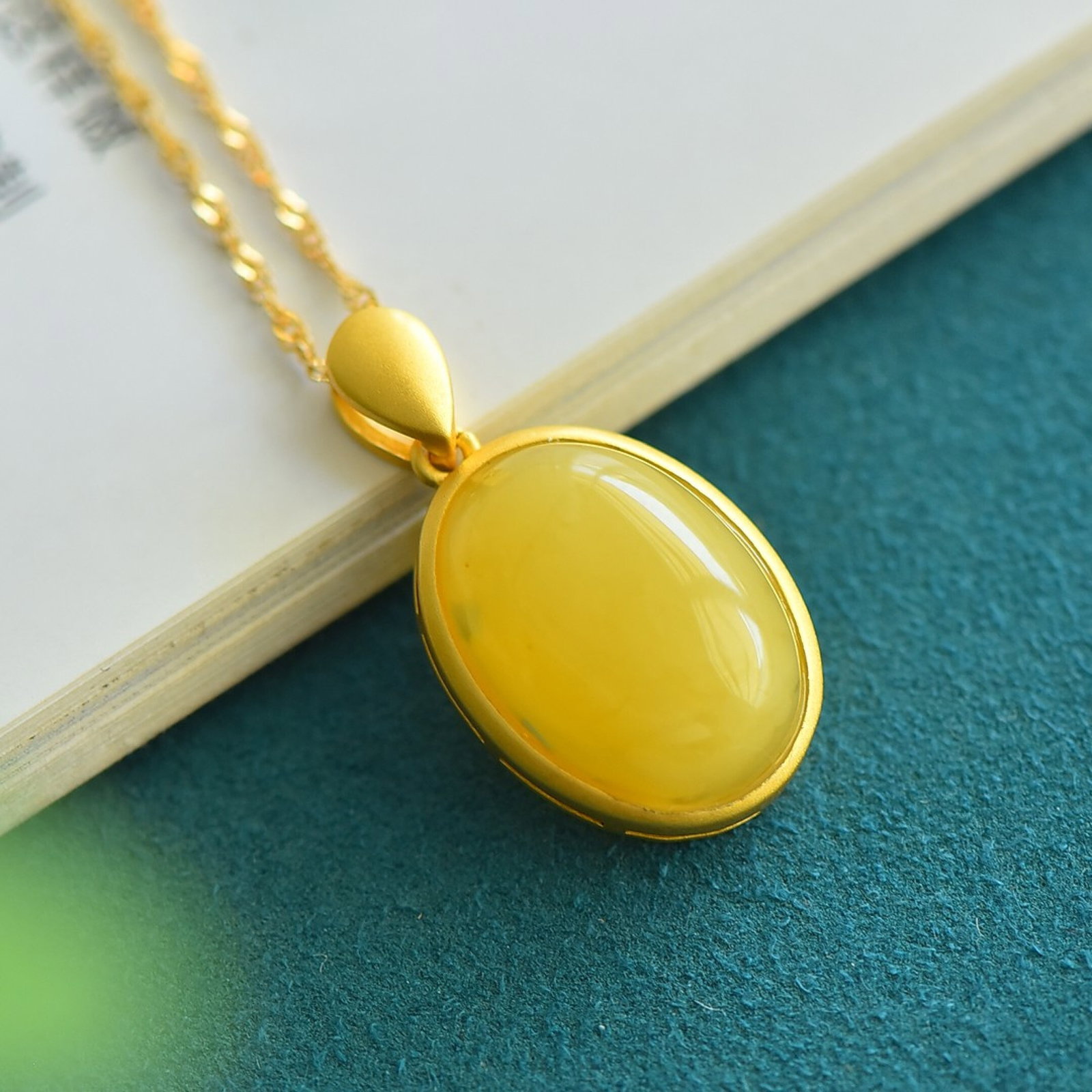 An Exquisite Sterling Silver-Gold Plated Inlaid Amber Necklace: An Exquisite Sterling Silver-Gold Plated Inlaid Amber Necklace,Size:13mmx18mm 纯银镀金镶琥珀项链