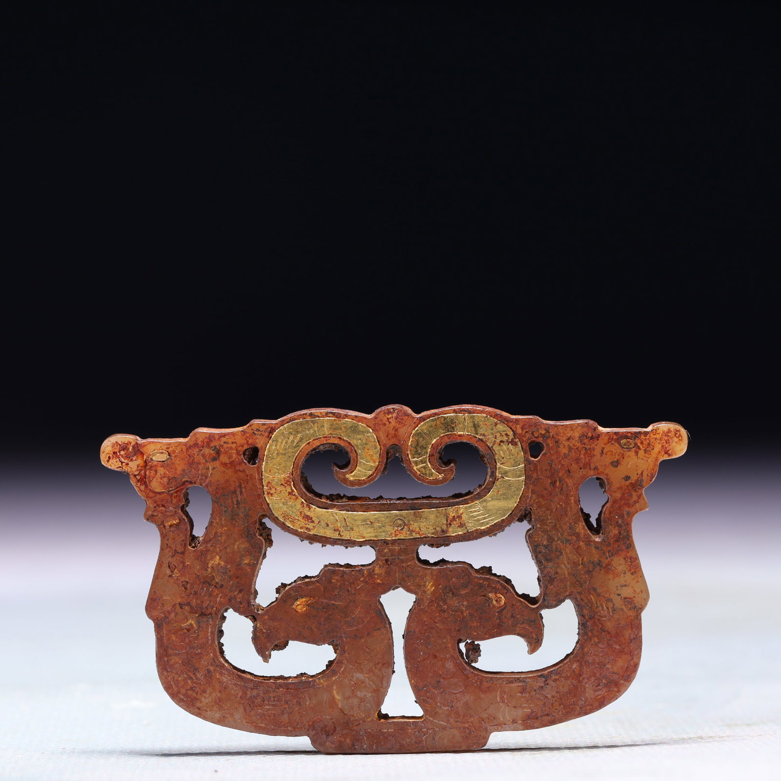 An Exquisite Archaic Jade Inlaid Gold Pendant: An Exquisite Archaic Jade Inlaid Gold Pendant,Ancient Time,China,Size:2.6inx1.6in,Weight:21.1g 高古玉错金挂件,中国远古时期