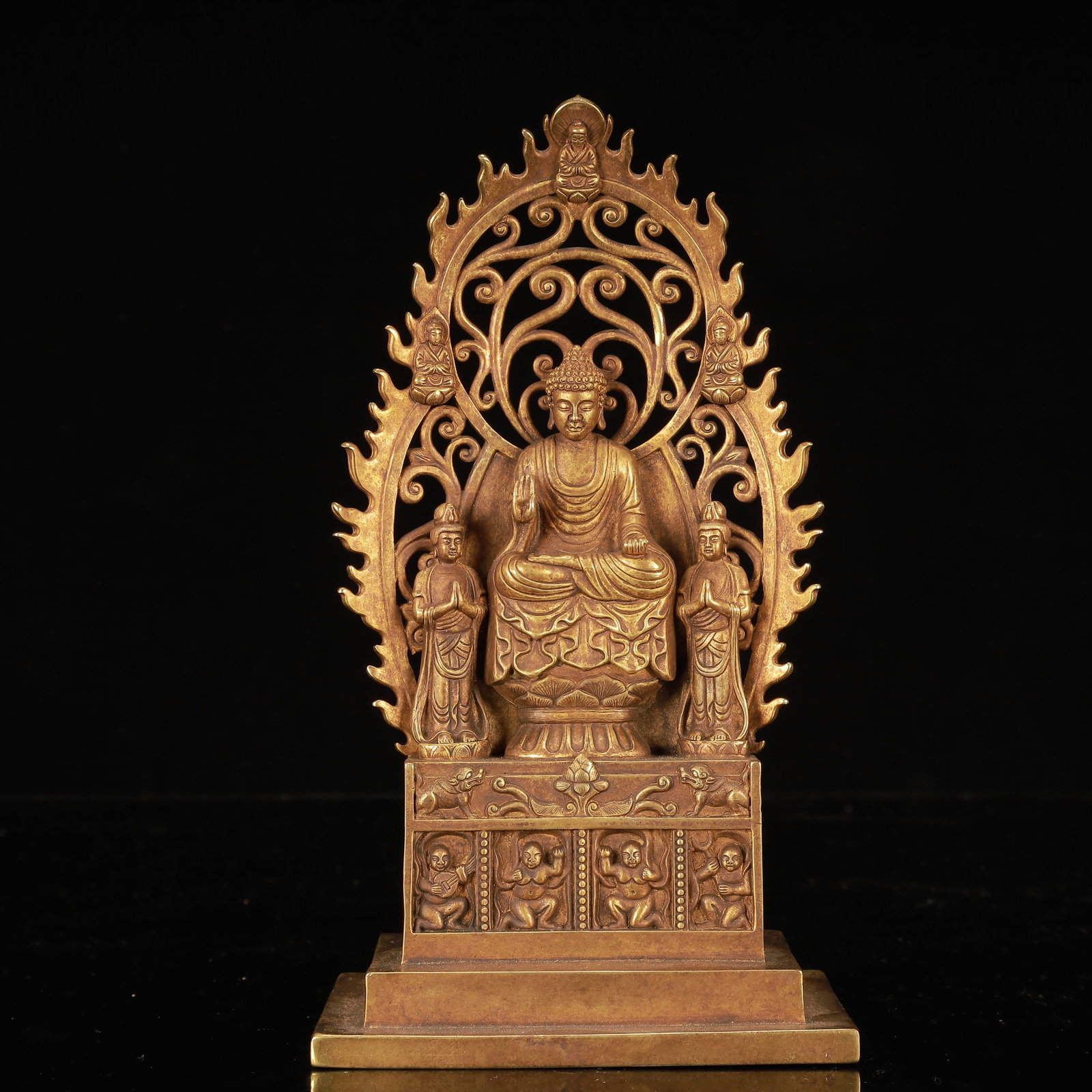 An Exquisite Gilt Bronze Buddha Statue: An Exquisite Gilt Bronze Buddha Statue,Qing Dynasty, China,Size:5.1inx3.1inx9.4in,Weight:1050g 铜鎏金佛像,中国清代
