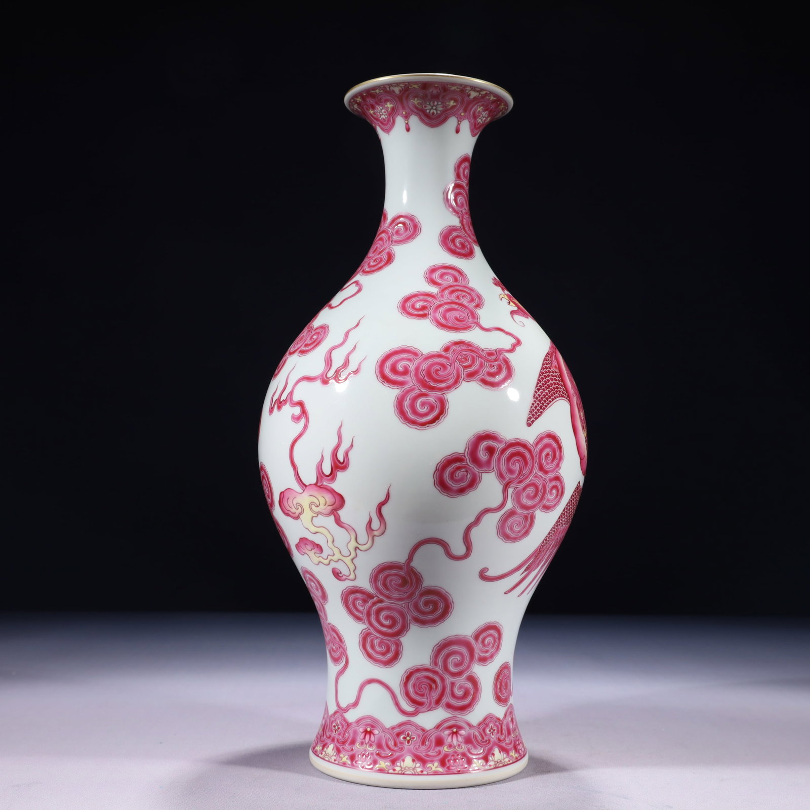 An Exquisite Ruby Red-Glazed Painted Gold Auspicious Cloud and Phoenix Pattern Vase - 7
