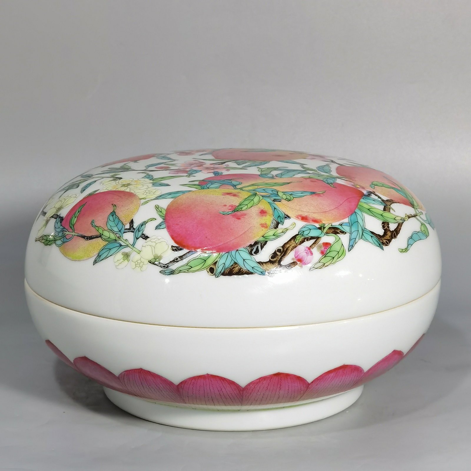 An Exquisite Famille-Rose Peach Pattern Box with Cover: An Exquisite Famille-Rose Peach Pattern Box with Cover,Qing Dynasty,China,Yongzheng Six-character Mark,Size:4.4inx7.7in