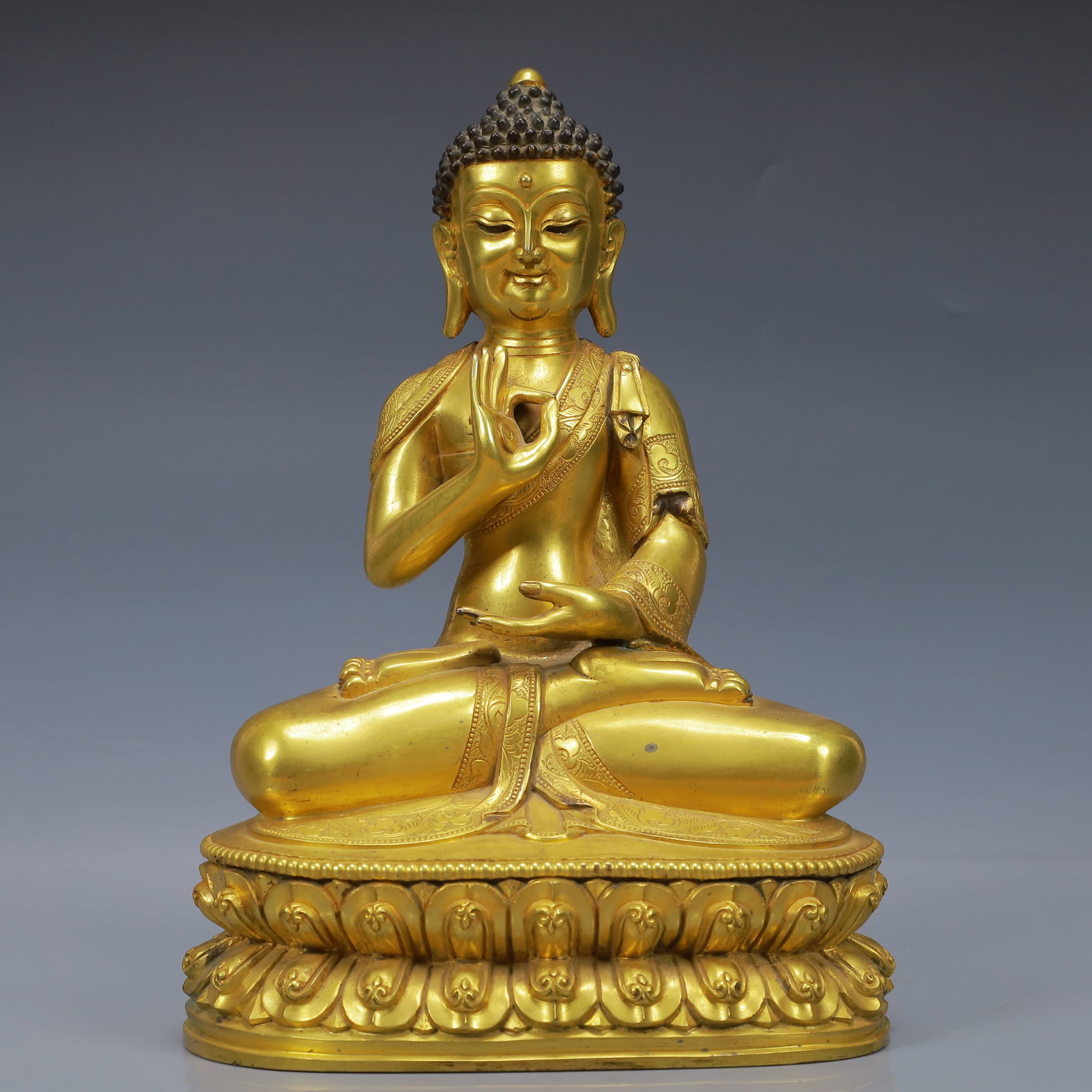 An Exquisite Gilt Bronze Statue of Sakyamuni: An Exquisite Gilt Bronze Statue of Sakyamuni,Qing Dynasty, China,Size:7.5inx5.1inx9.8in,Weight:3550g 铜鎏金如来佛像,中国清代