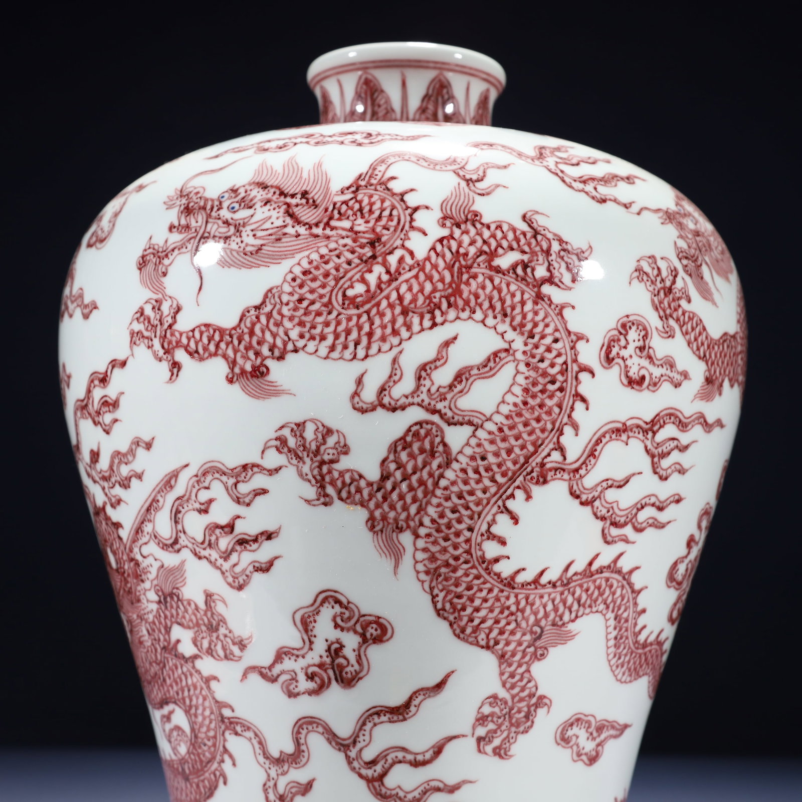 An Exquisite Ruby Red-Glazed Auspicious Cloud and Dragon Pattern Vase - 5