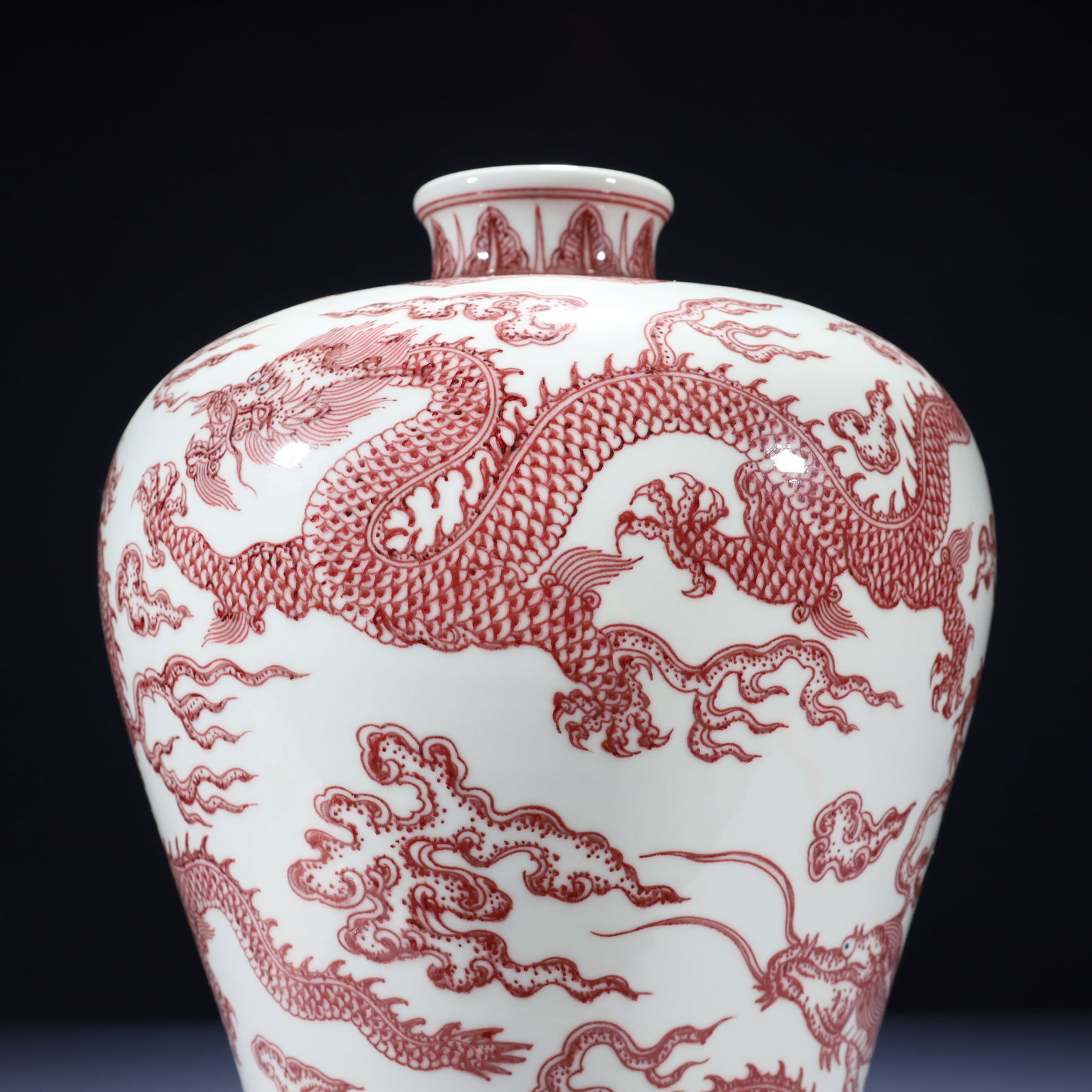 An Exquisite Ruby Red-Glazed Auspicious Cloud and Dragon Pattern Vase - 7