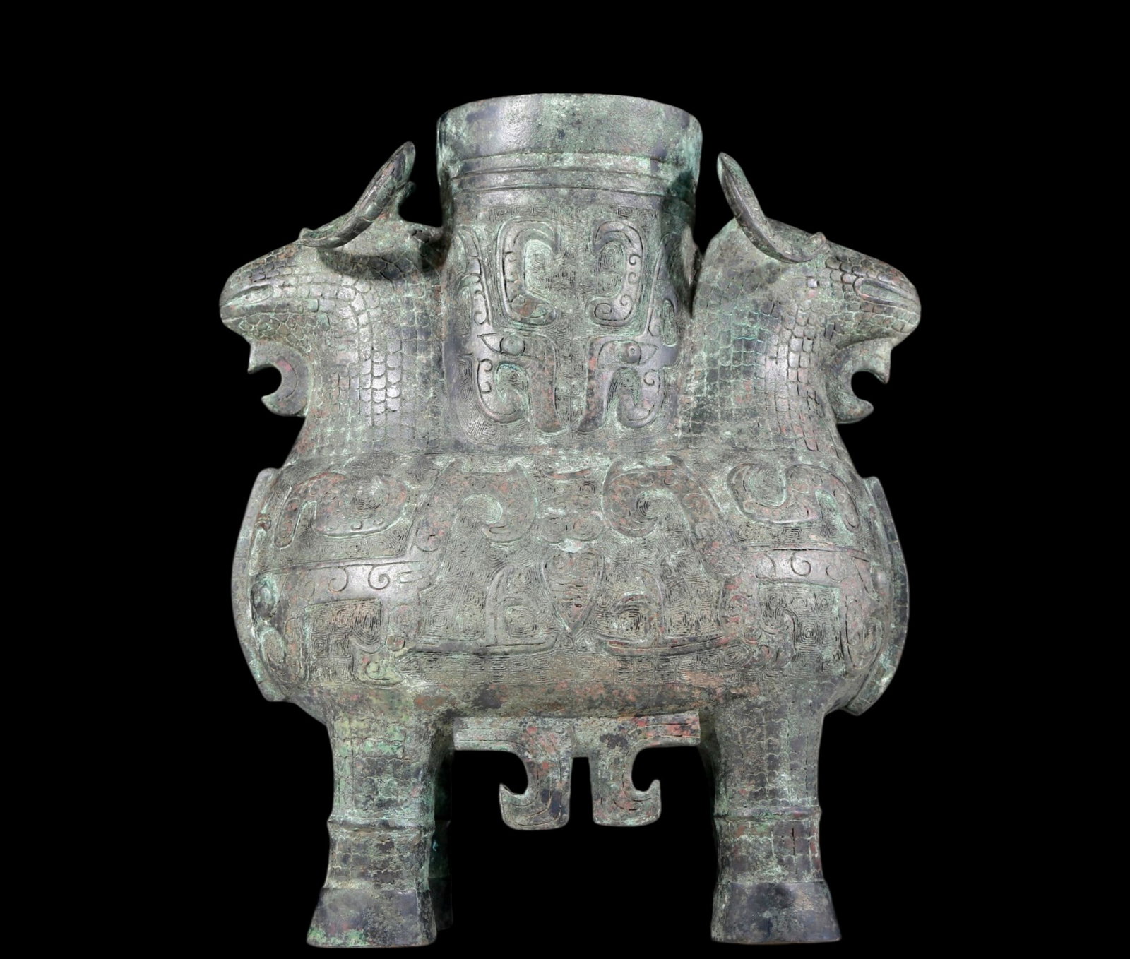 A precious bronze lamb's ear bottle: A precious bronze lamb's ear bottle with inscriptions. In ancient times, the surface was carefully carved, vividly demonstrating the superb skills of the craftsman. It has its own unique meaning and a