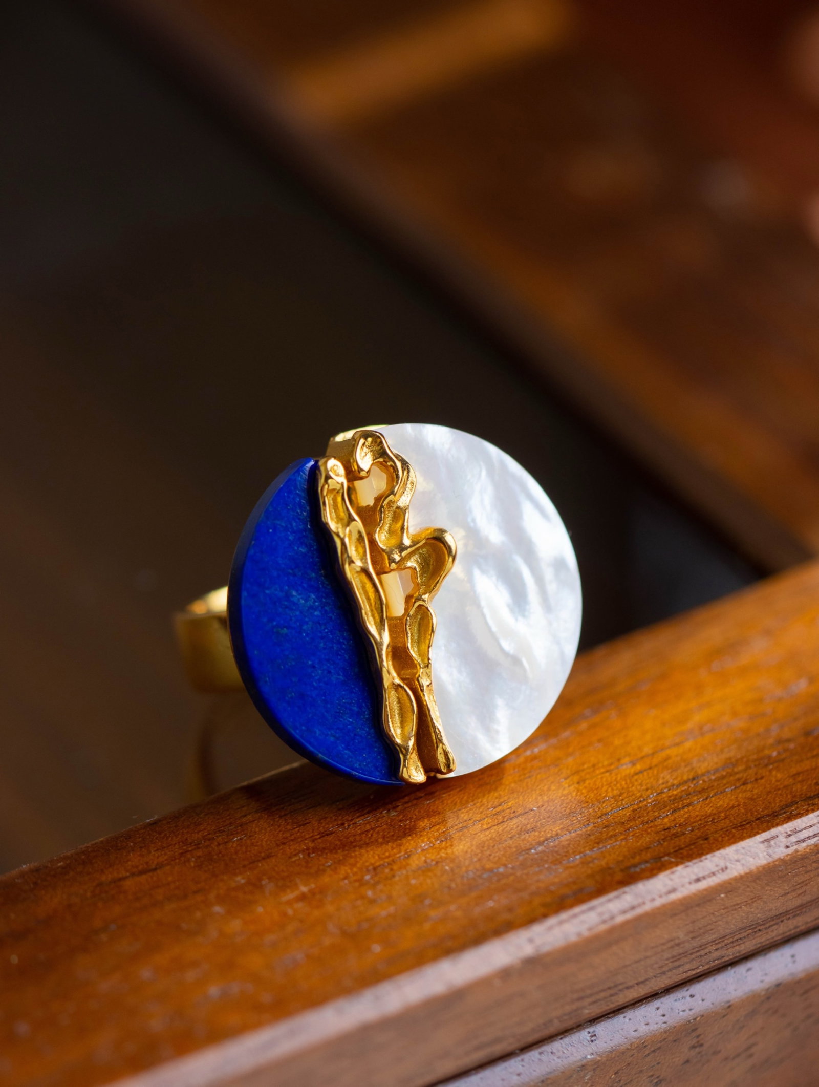 An Exquisite Sterling Silver-Gold Plated Inlaid Lapis Lazuli Ring,Inlaid Shell: An Exquisite Sterling Silver-Gold Plated Inlaid Lapis Lazuli Ring,Inlaid Shell 纯银镀金镶青金石戒指,嵌贝壳