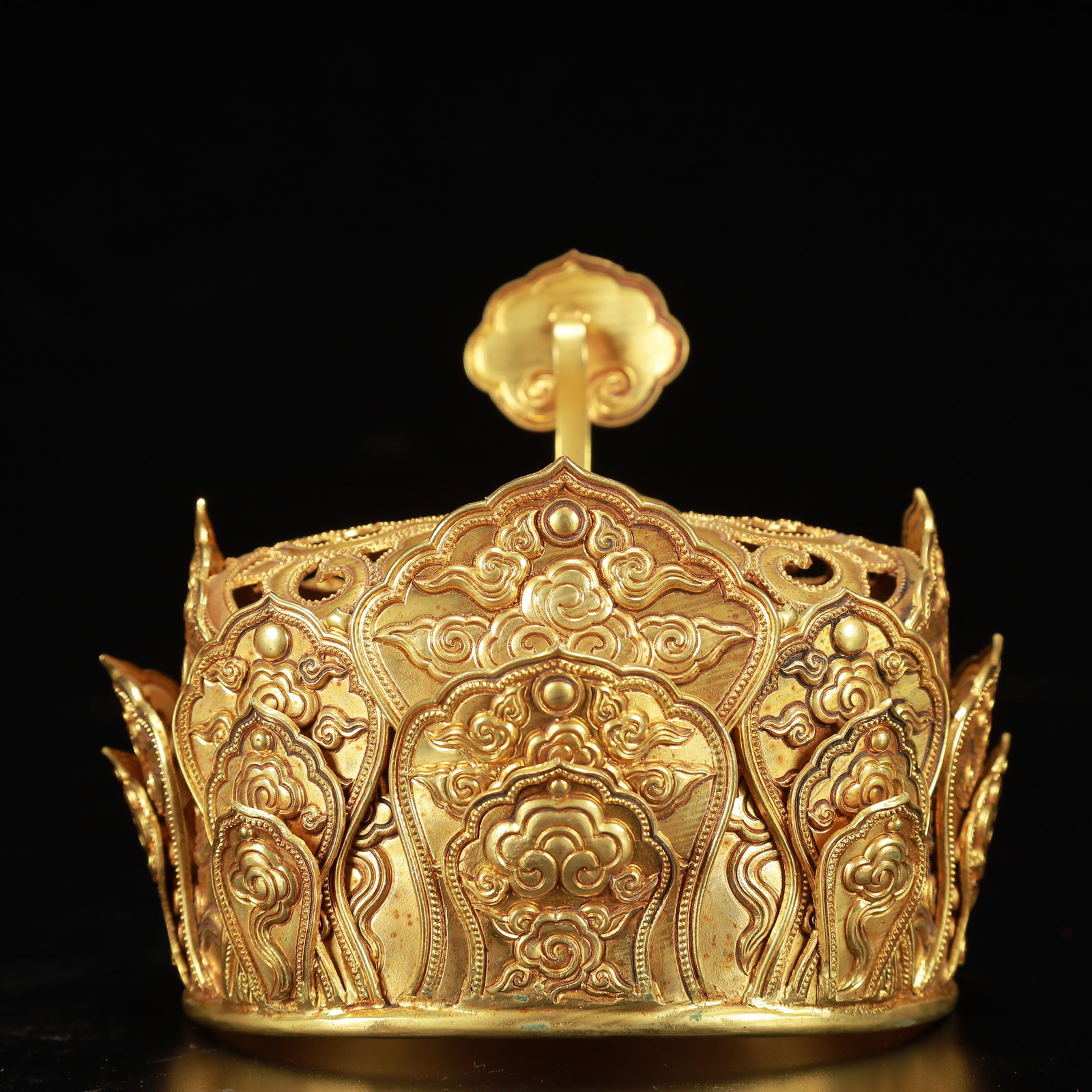 An Exquisite Gilt Bronze Auspicious Cloud Pattern Hat,Inlaid Gems: An Exquisite Gilt Bronze Auspicious Cloud Pattern Hat,Inlaid Gems,Qing Dynasty, China,Size:4.3inx3.5inx3.9in,Weight:200g