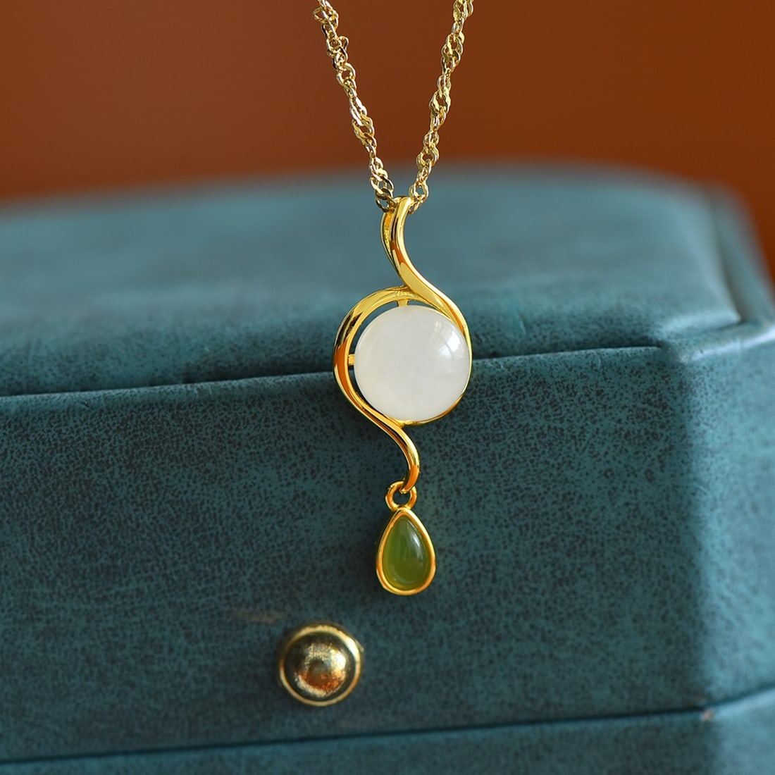 An Exquisite Sterling Silver Inlaid White Jade Necklace,Inlaid Jasper: An Exquisite Sterling Silver Inlaid White Jade Necklace,Inlaid Jasper,Size:8mmx8mm 纯银镶白玉项链,嵌碧玉