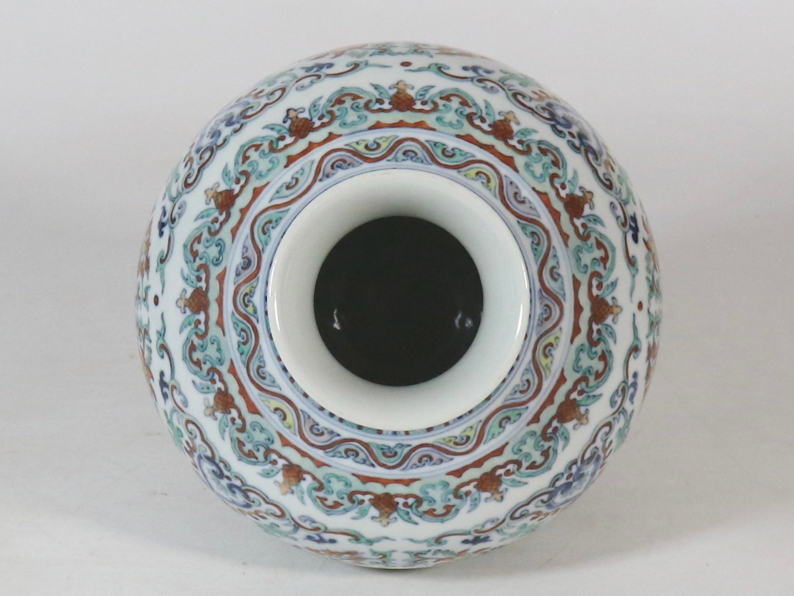 An Exquisite Doucai Lotus Pattern Vase - 5