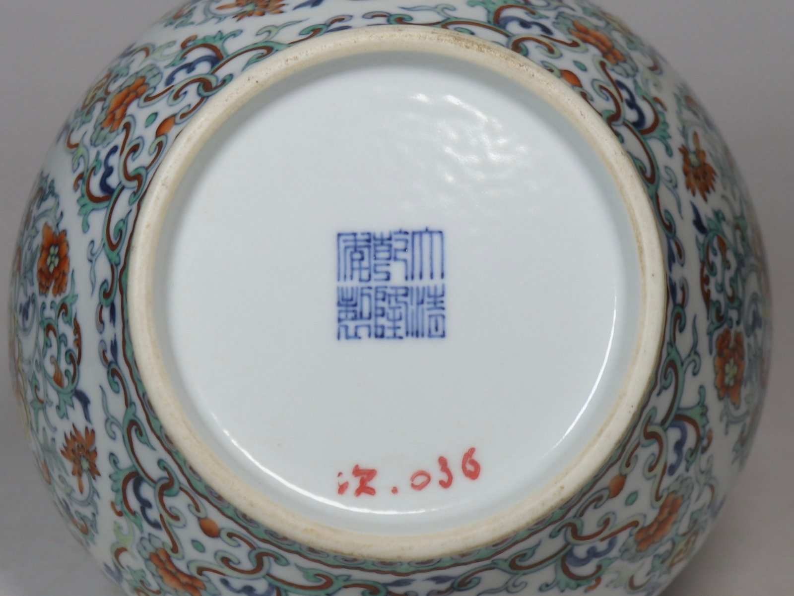 An Exquisite Doucai Lotus Pattern Vase - 6