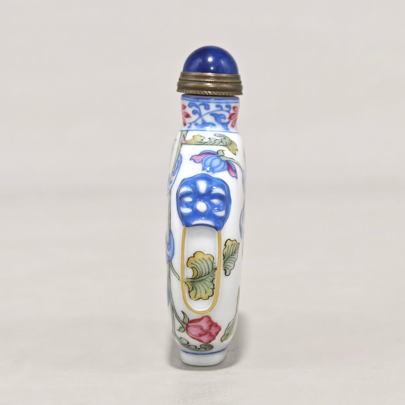 An Exquisite Enamel Lotus Pattern Snuff Bottle - 2