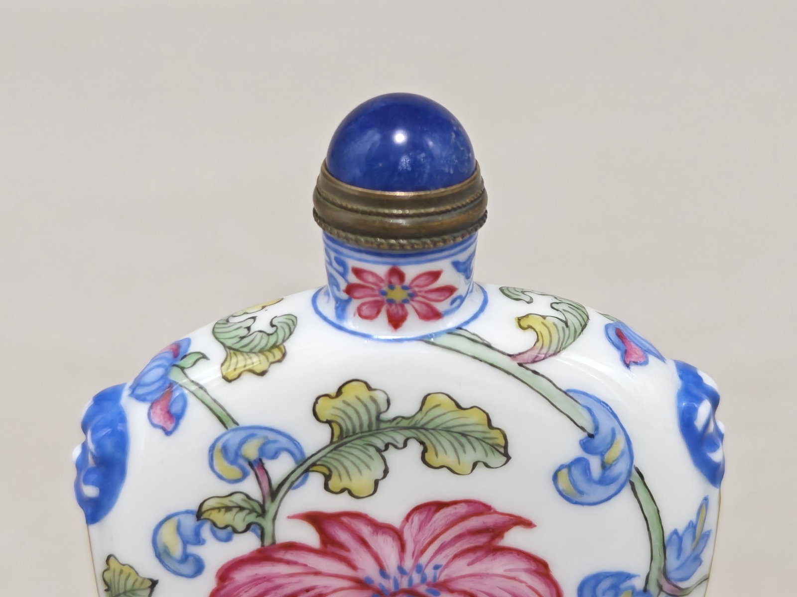 An Exquisite Enamel Lotus Pattern Snuff Bottle - 4