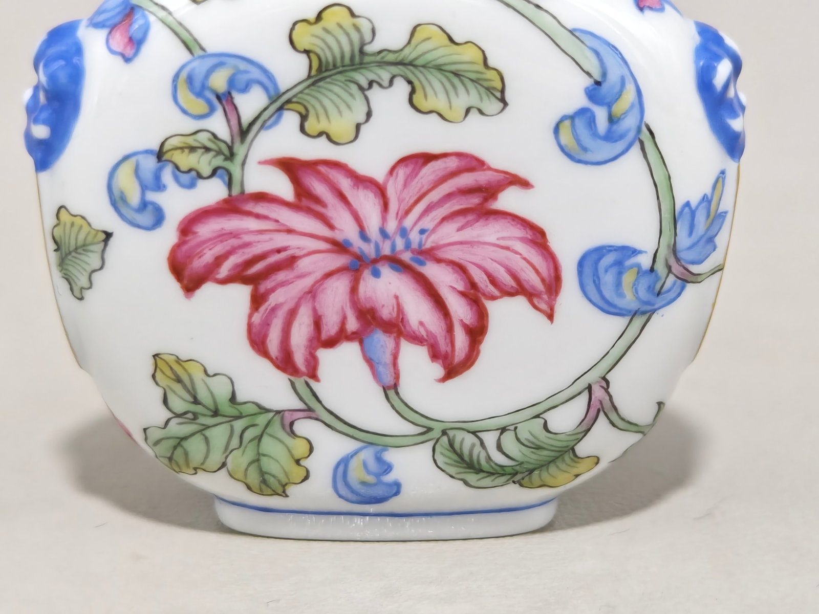 An Exquisite Enamel Lotus Pattern Snuff Bottle - 5
