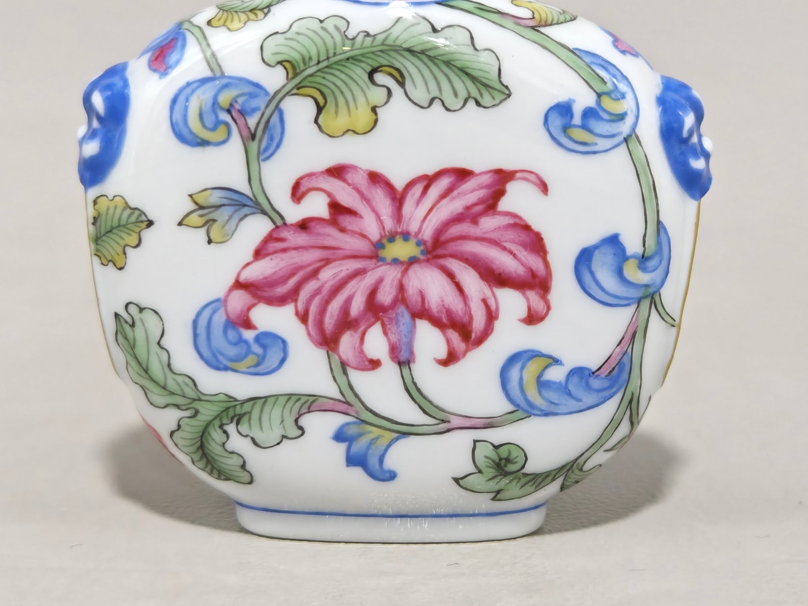 An Exquisite Enamel Lotus Pattern Snuff Bottle - 6