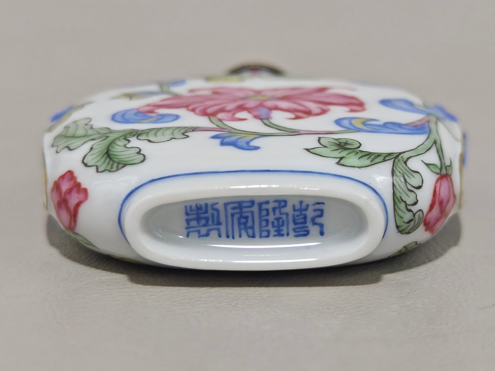 An Exquisite Enamel Lotus Pattern Snuff Bottle - 7