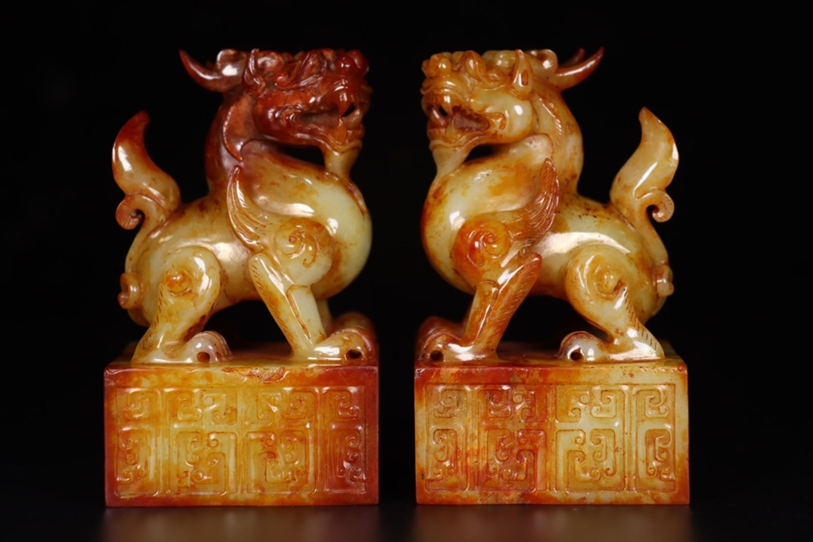 A Pair of Exquisite White Jade Beast Seals: A Pair of Exquisite White Jade Beast Seals,Qing Dynasty,China,Size:2.4inx2.4inx3.7in,Weight:480g 一对白玉兽印章,中国清代