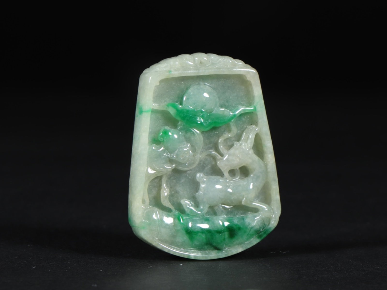 An Exquisite Jadeite Auspicious Beast Pattern Pendant - 2