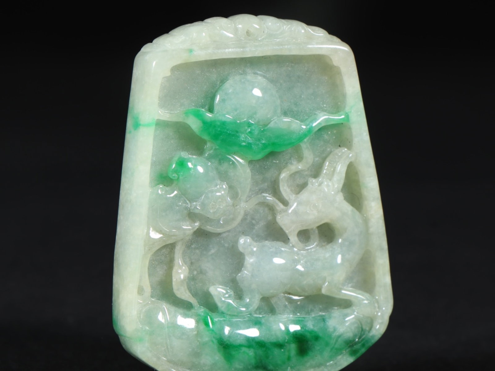 An Exquisite Jadeite Auspicious Beast Pattern Pendant - 3
