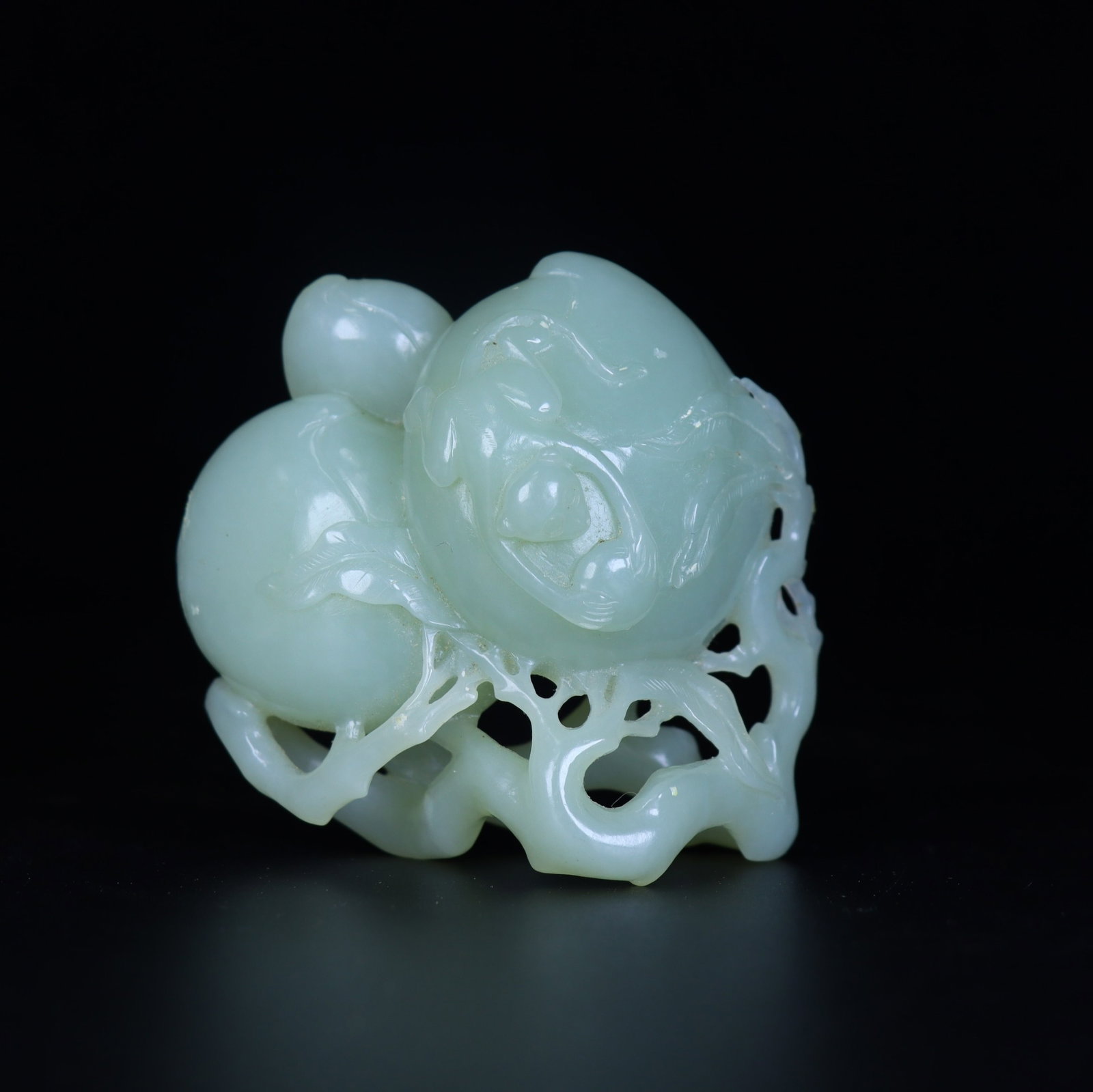 An Exquisite White Jade Peach Pattern Ornament: An Exquisite White Jade Peach Pattern Ornament,Qing Dynasty,China,Size:3inx3.2inx1.6in,Weight:235g 白玉桃子摆件,中国清代