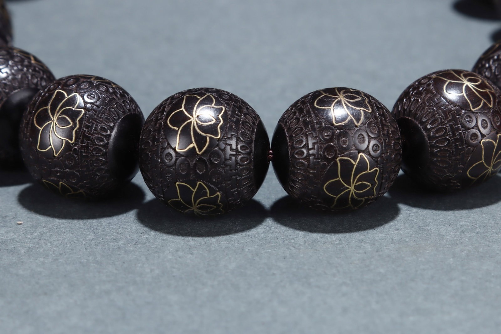 A Rare Eaglewood Lotus Pattern Bracelets - 5