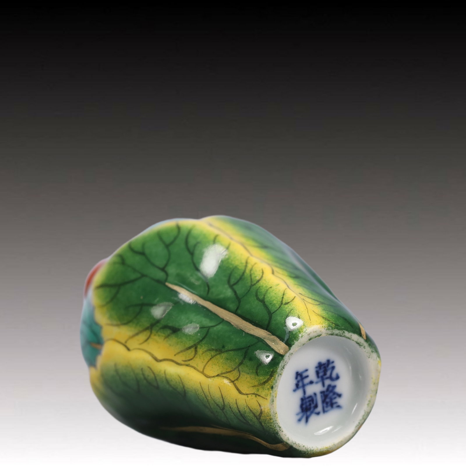An Exquisite Famille-Rose Cabbage Pattern Snuff Bottle - 7