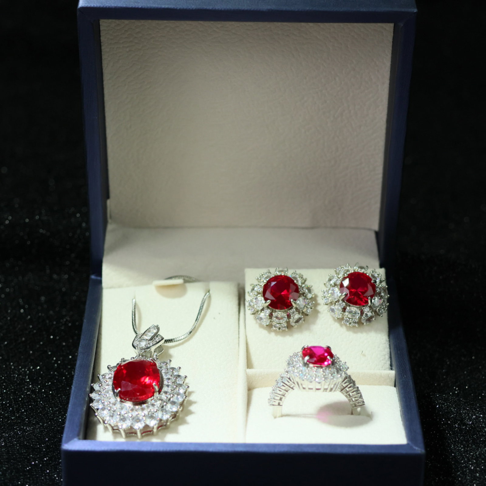 A Set of Fine Jewelry: A Set of Fine Jewelry 一套精美的首饰
