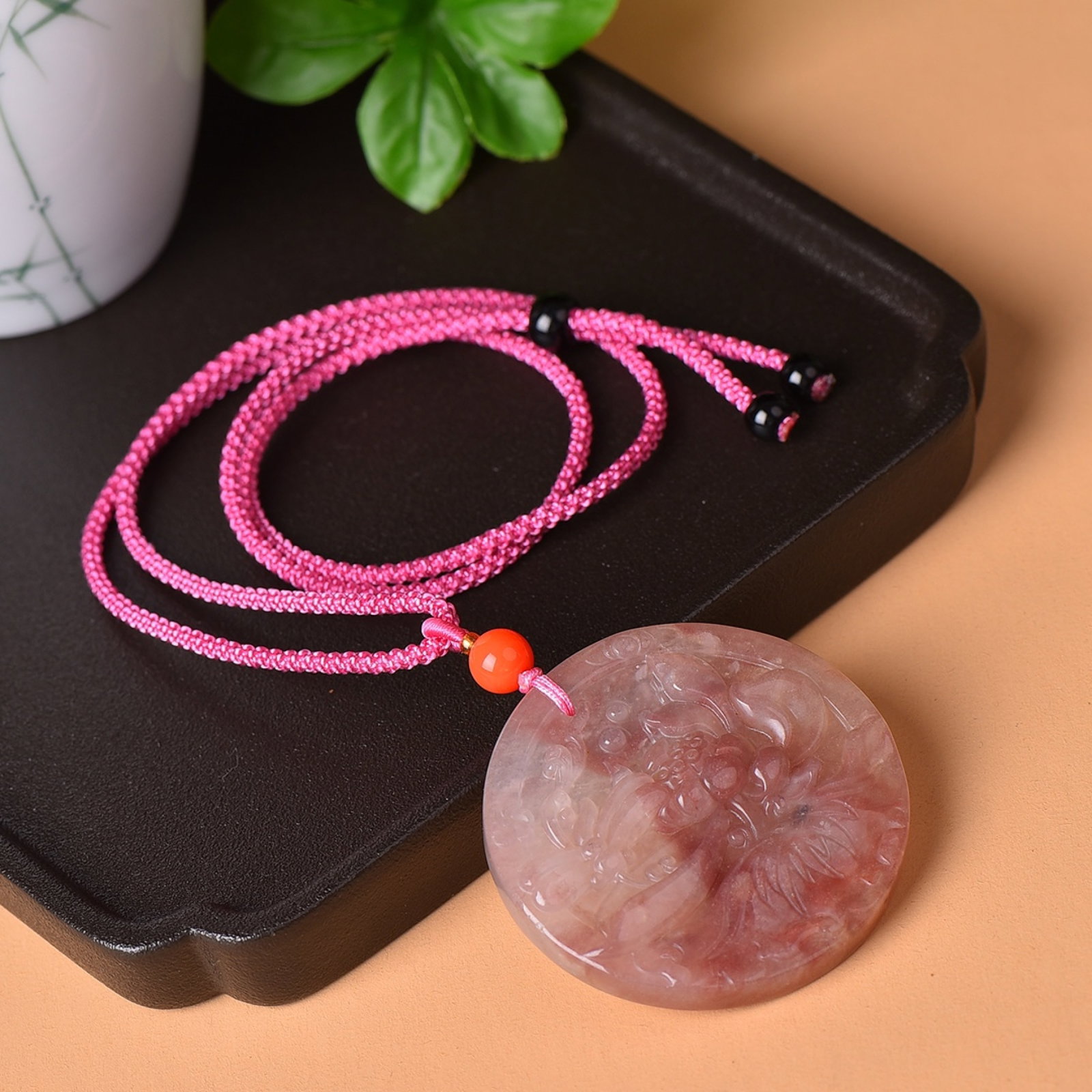 An Exquisite Red Jade Flower Pattern Pendant - 2