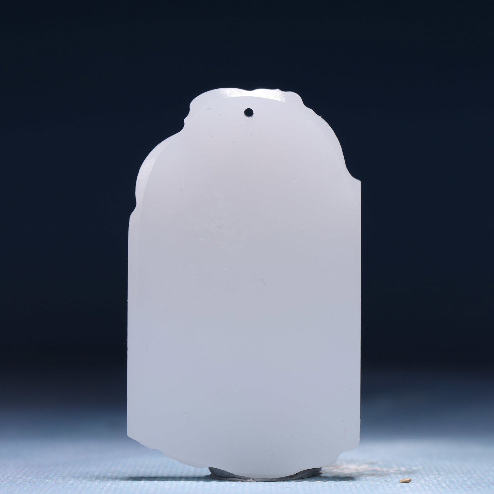 An Exquisite White Jade Figure Pattern Pendant - 4