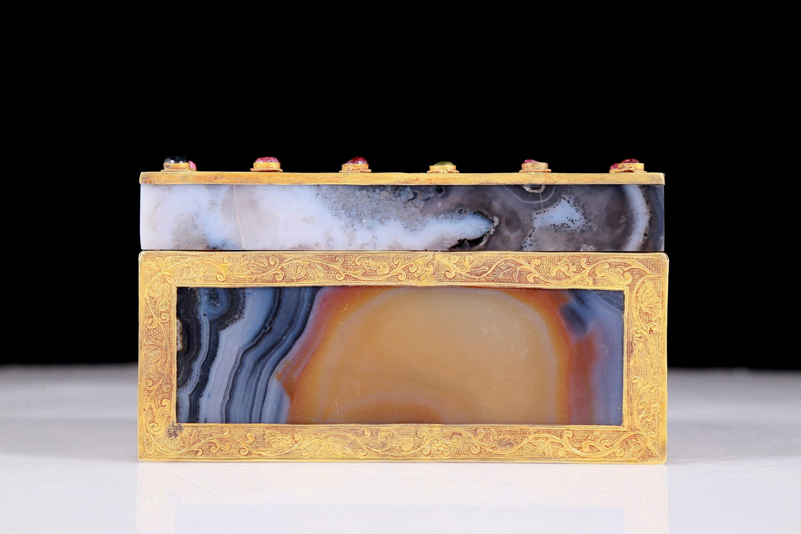 An exquisite agate gold-plated floral pattern box: An exquisite agate gold-covered box with floral patterns, Qing Dynasty, China, Size: 4.7inx3.1inx2.8in Weight: 455g