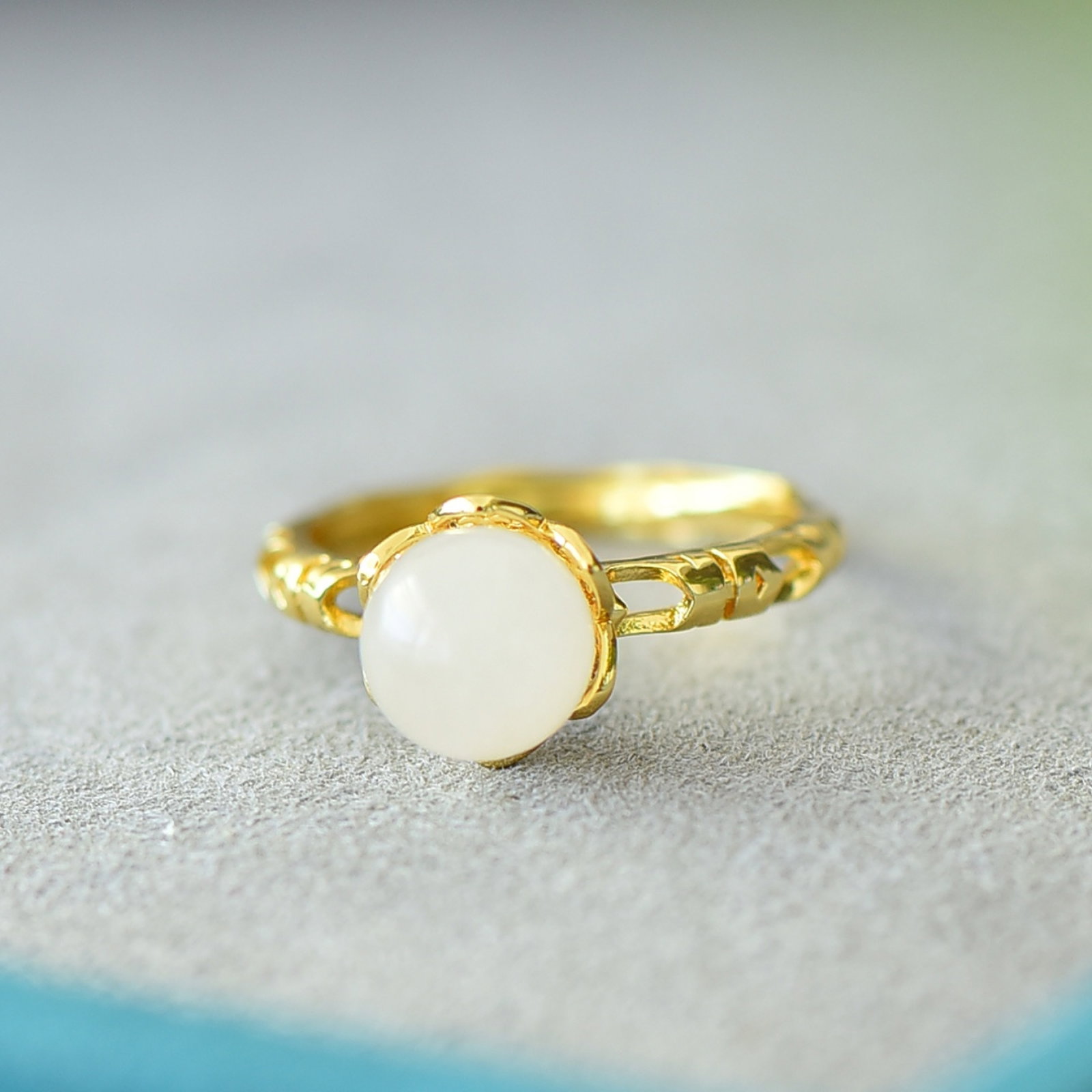 An Exquisite Bronze-Gold Plated Inlaid White Jade Ring: An Exquisite Bronze-Gold Plated Inlaid White Jade Ring,Size:0.3inx0.3in 铜镀金镶白玉戒指