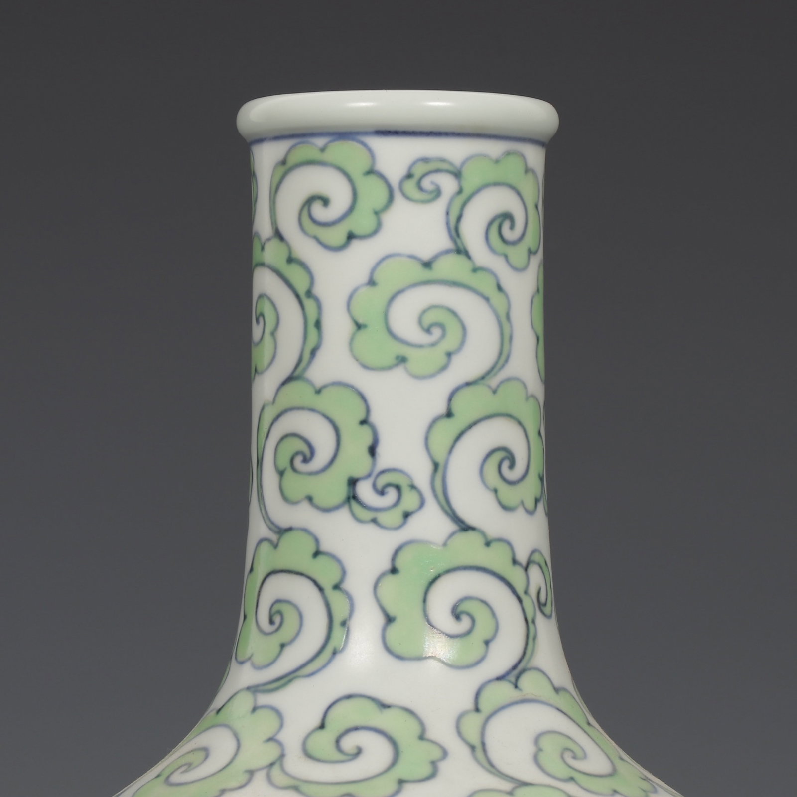 An Exquisite Green Glazed Auspicious Cloud Pattern Vase - 3