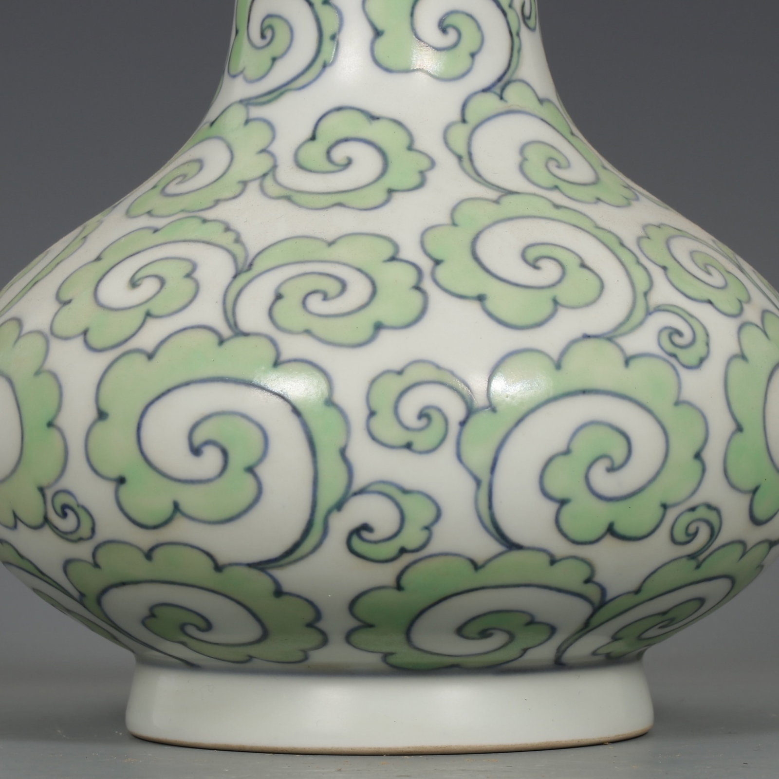 An Exquisite Green Glazed Auspicious Cloud Pattern Vase - 4