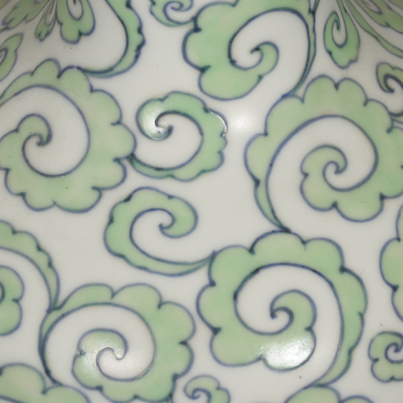 An Exquisite Green Glazed Auspicious Cloud Pattern Vase - 6