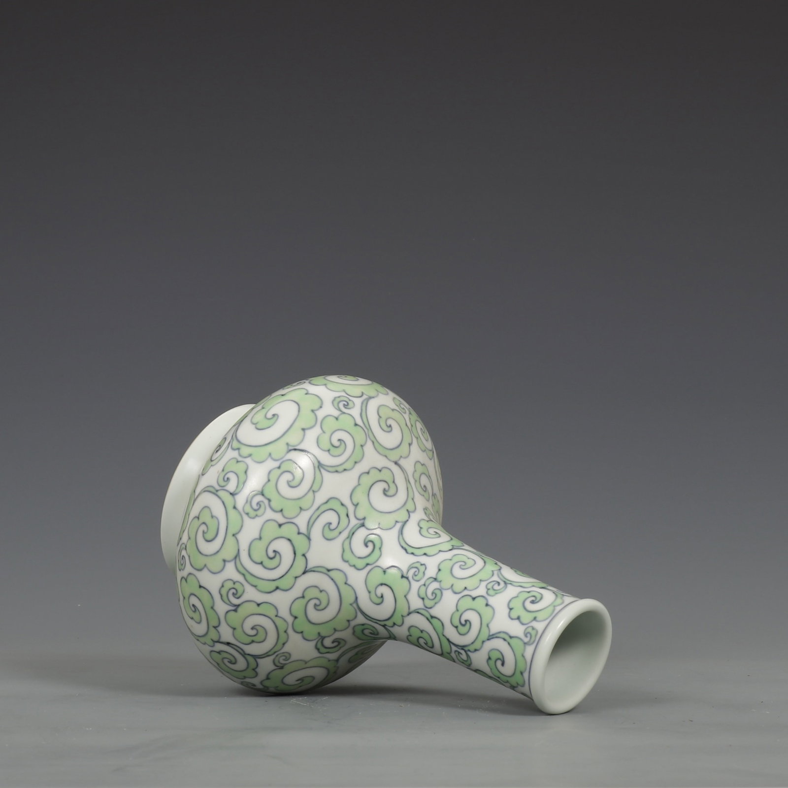 An Exquisite Green Glazed Auspicious Cloud Pattern Vase - 7