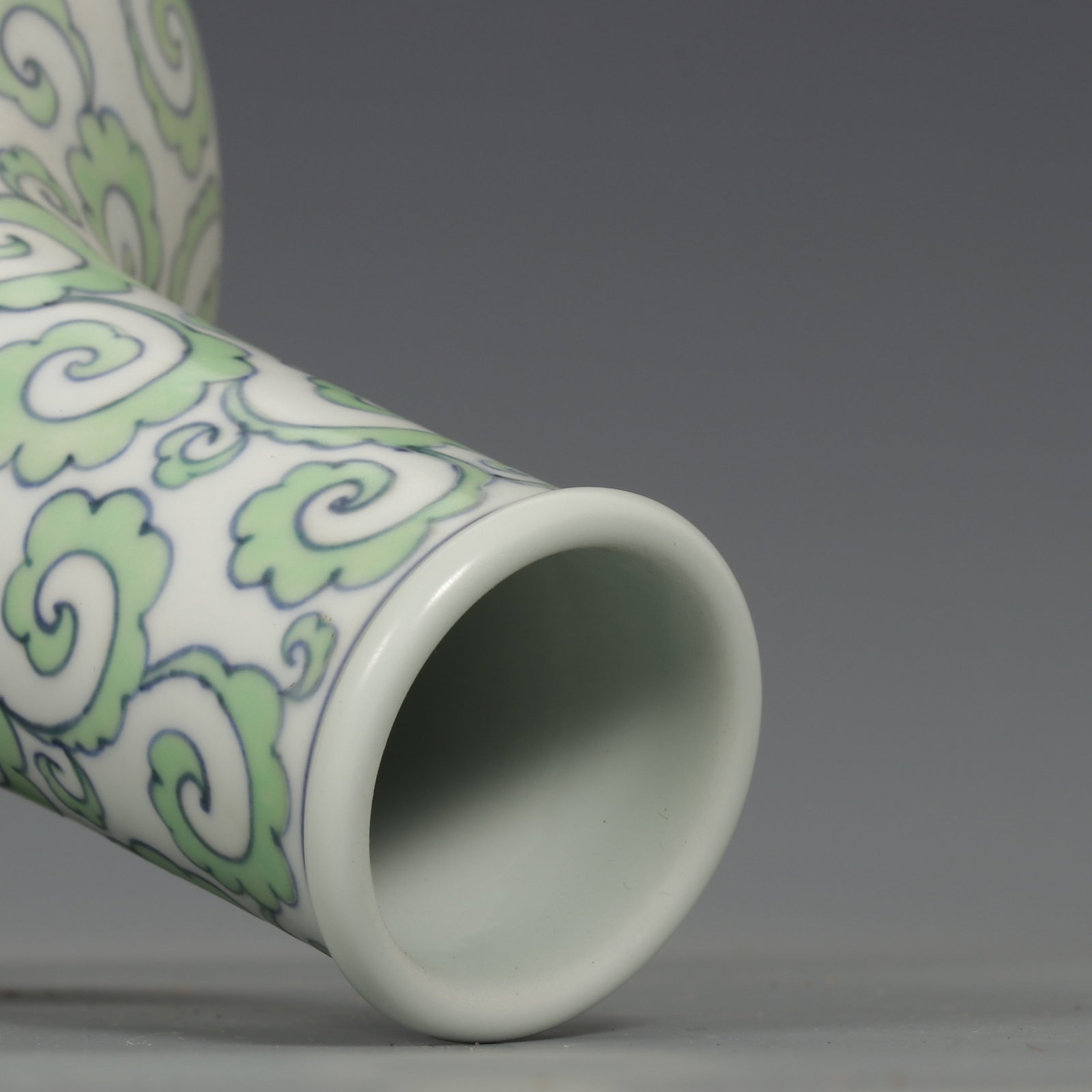 An Exquisite Green Glazed Auspicious Cloud Pattern Vase - 8
