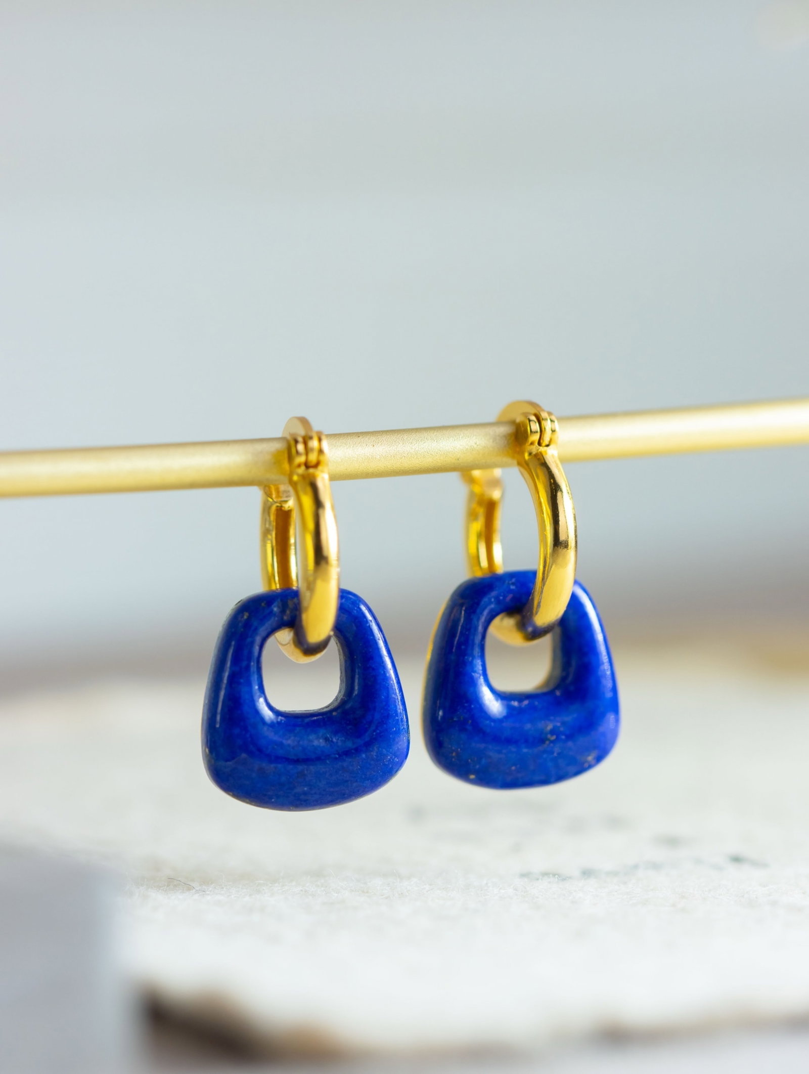 A Pair of Exquisite Sterling Silver-Gold Plated Inlaid Lapis Lazuli Earrings: A Pair of Exquisite Sterling Silver-Gold Plated Inlaid Lapis Lazuli Earrings 一对纯银镀金镶青金石耳环