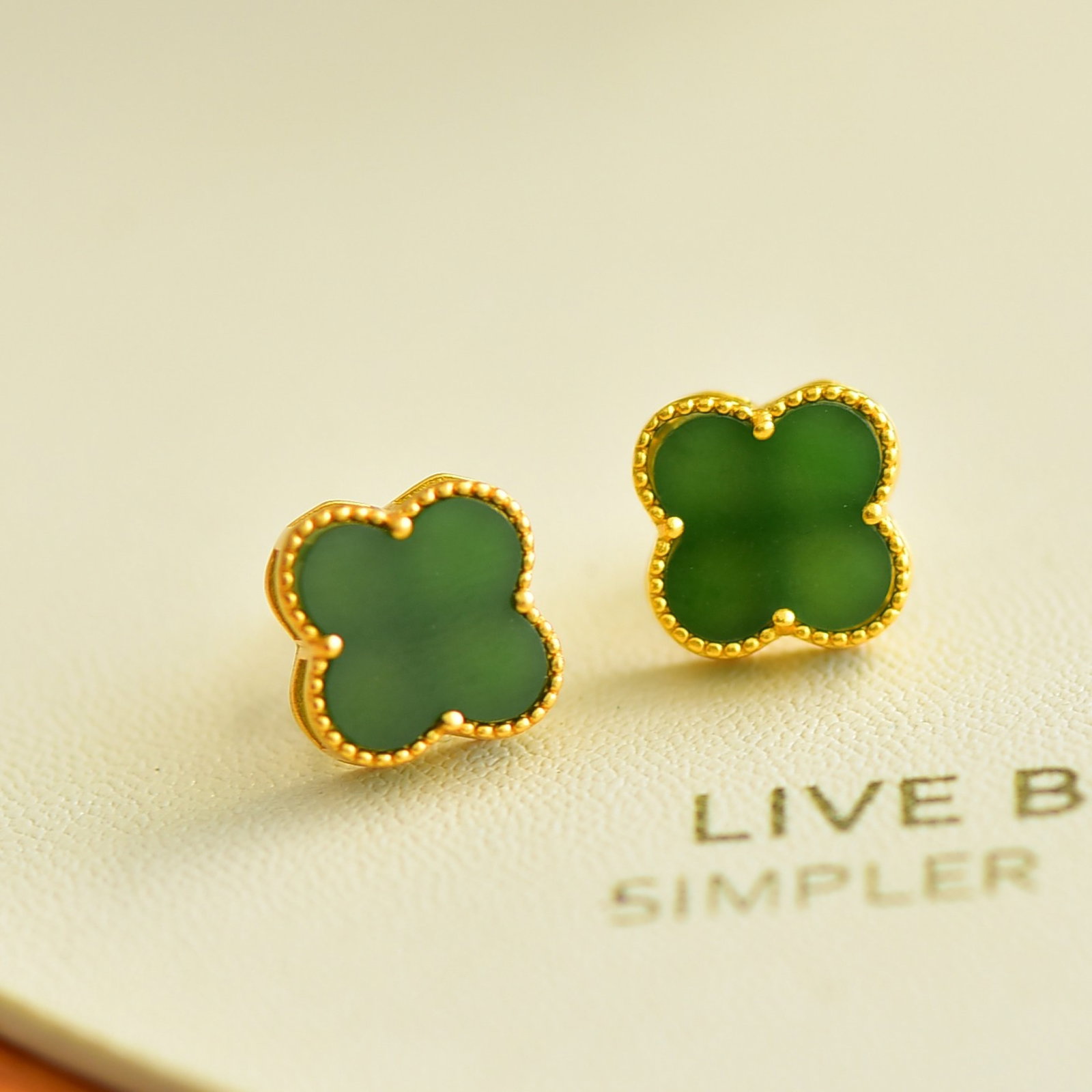 A Pair of Exquisite Sterling Silver-Gold Plated Inlaid Jasper Earrings: A Pair of Exquisite Sterling Silver-Gold Plated Inlaid Jasper Earrings,Size:0.4inx0.4in 一对纯银镀金镶碧玉耳钉