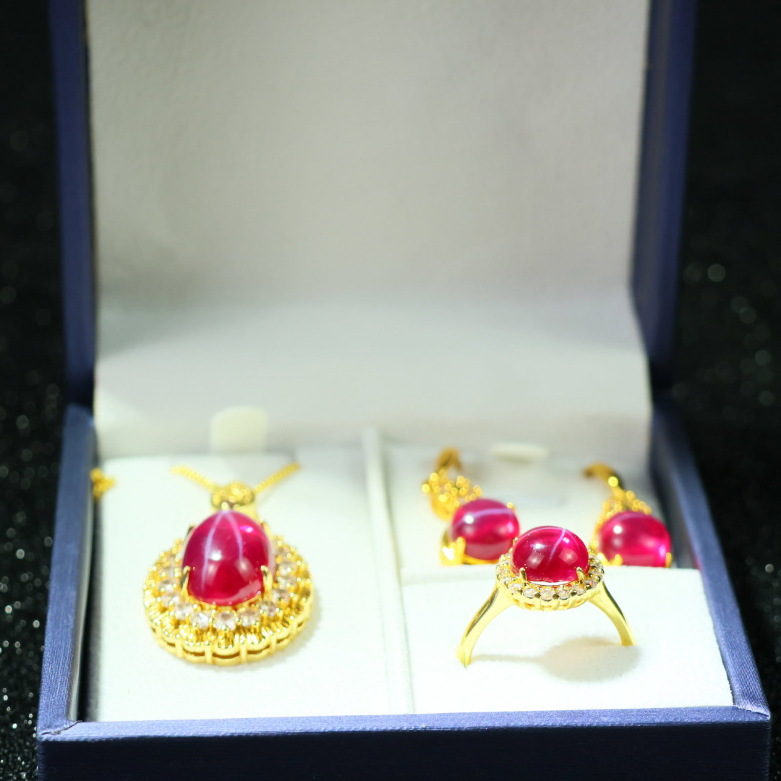 A Set of Fine Jewelry: A Set of Fine Jewelry 一套精美的首饰
