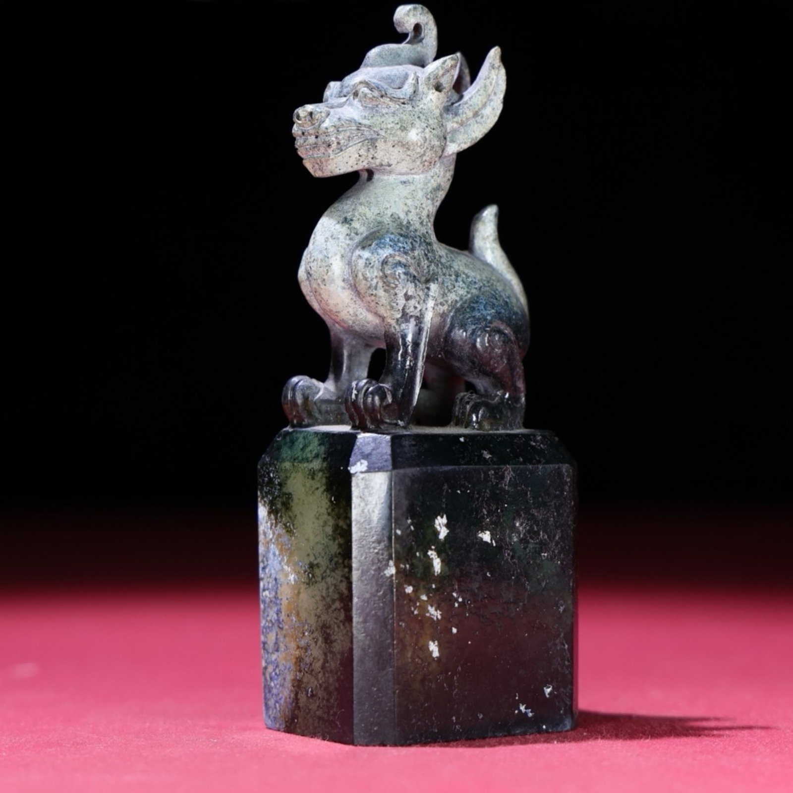An Exquisite White Jade Auspicious Beast Seal: An Exquisite White Jade Auspicious Beast Seal,Qing Dynasty,China,with Mark,Size:4.3inx1.6inx1.3in,Weight:225g