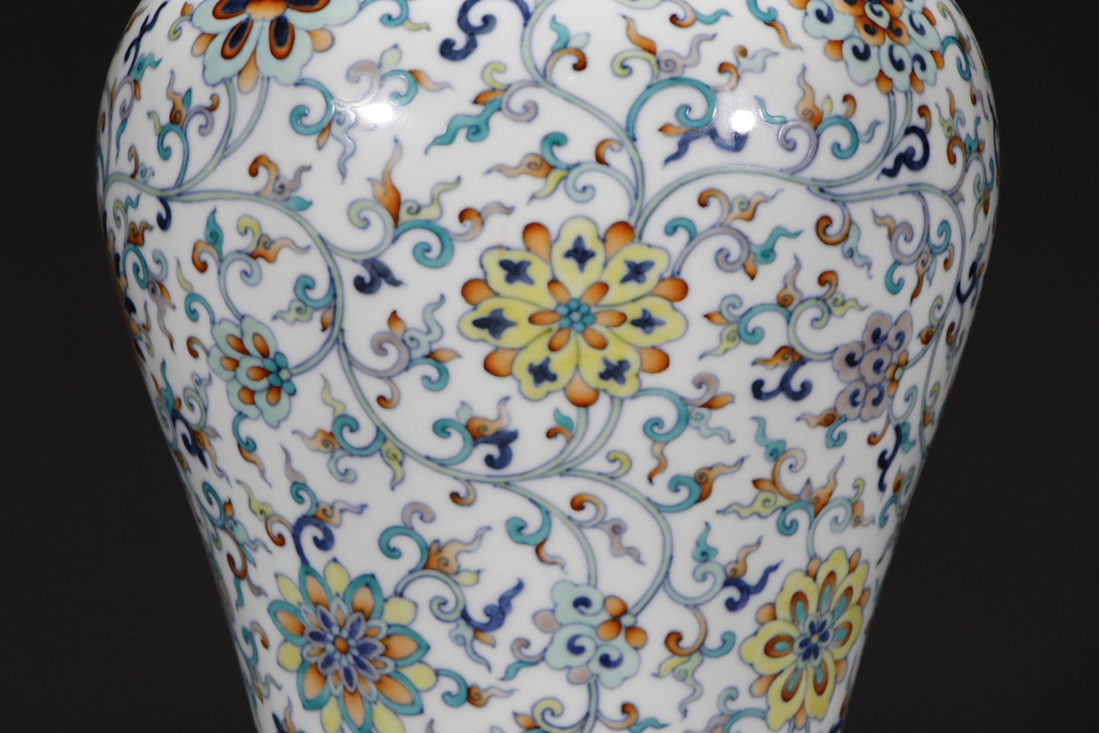 A Rare Doucai Lotus Pattern Vase - 3