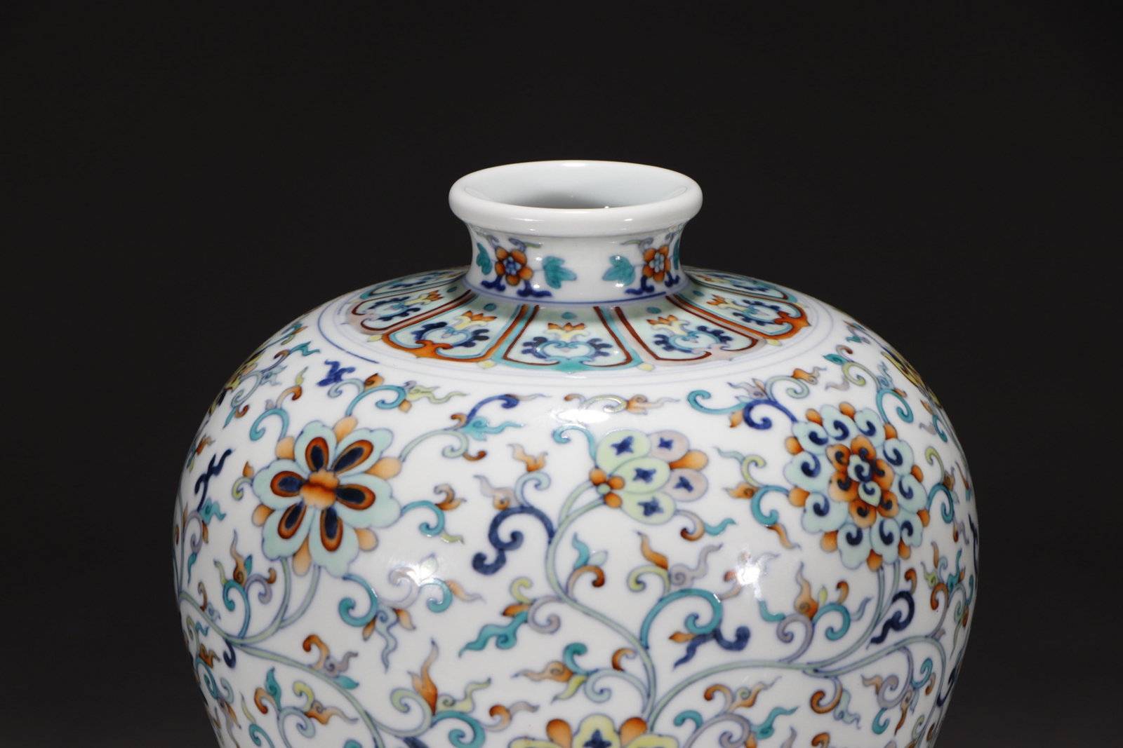 A Rare Doucai Lotus Pattern Vase - 4