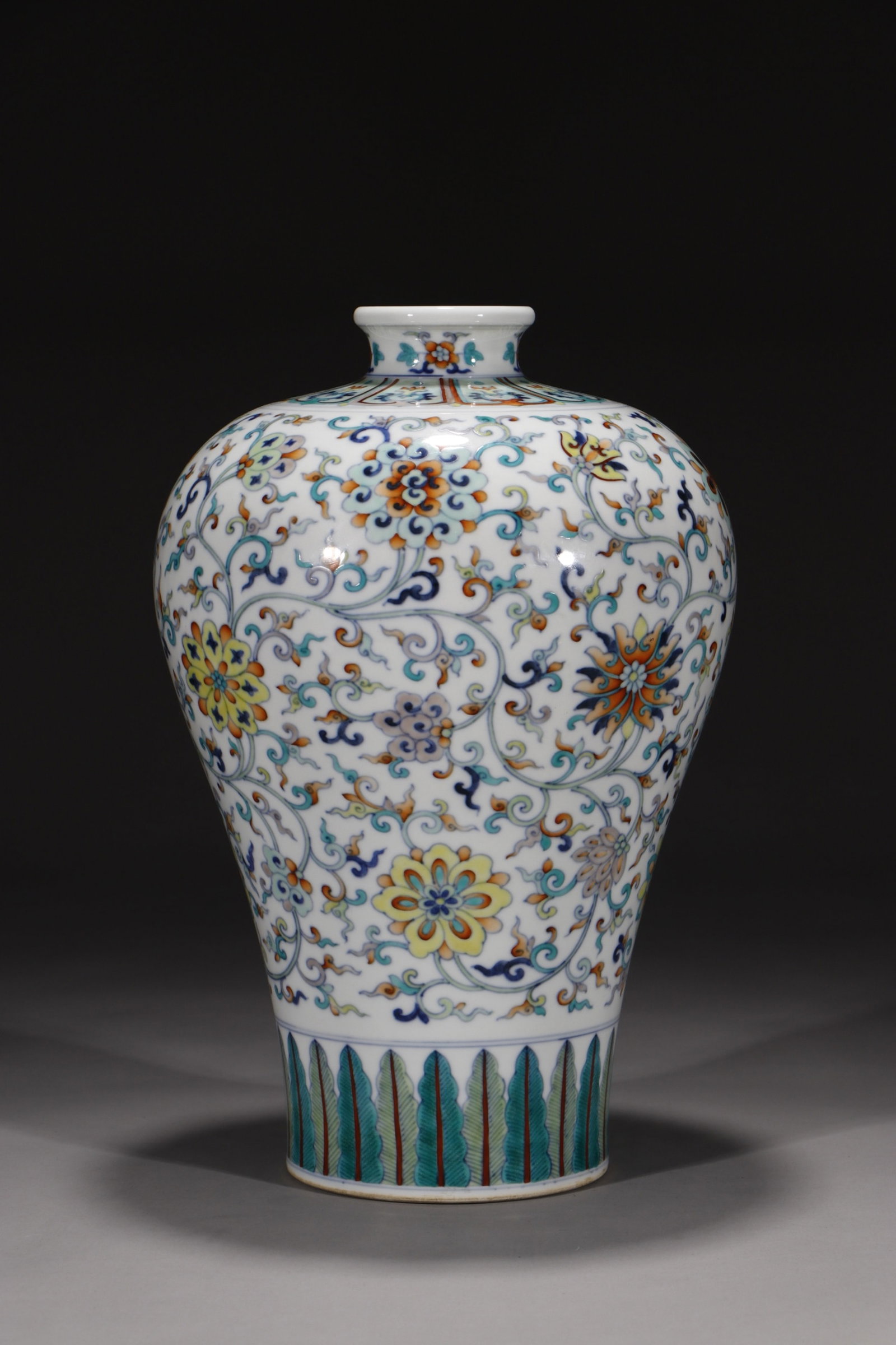 A Rare Doucai Lotus Pattern Vase - 5