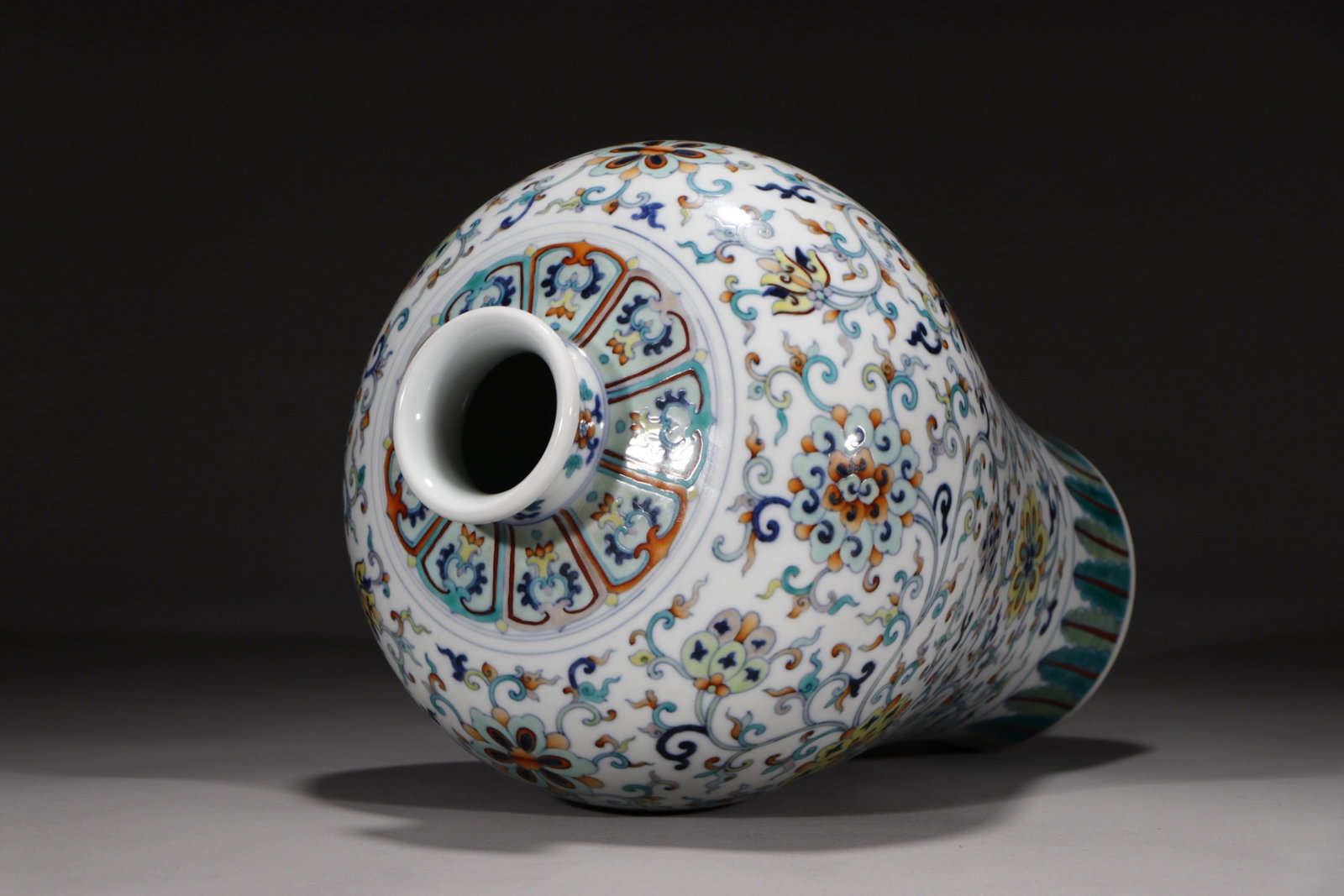 A Rare Doucai Lotus Pattern Vase - 7