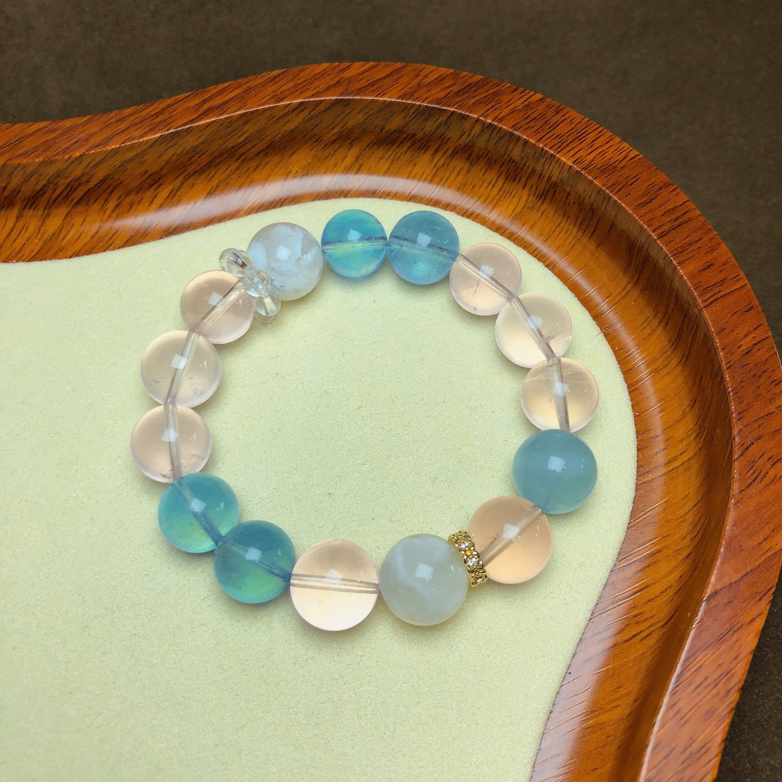 An Exquisite Crystal Bracelet: An Exquisite Crystal Bracelet,Size:0.5in,Weight:40.8g 水晶手串