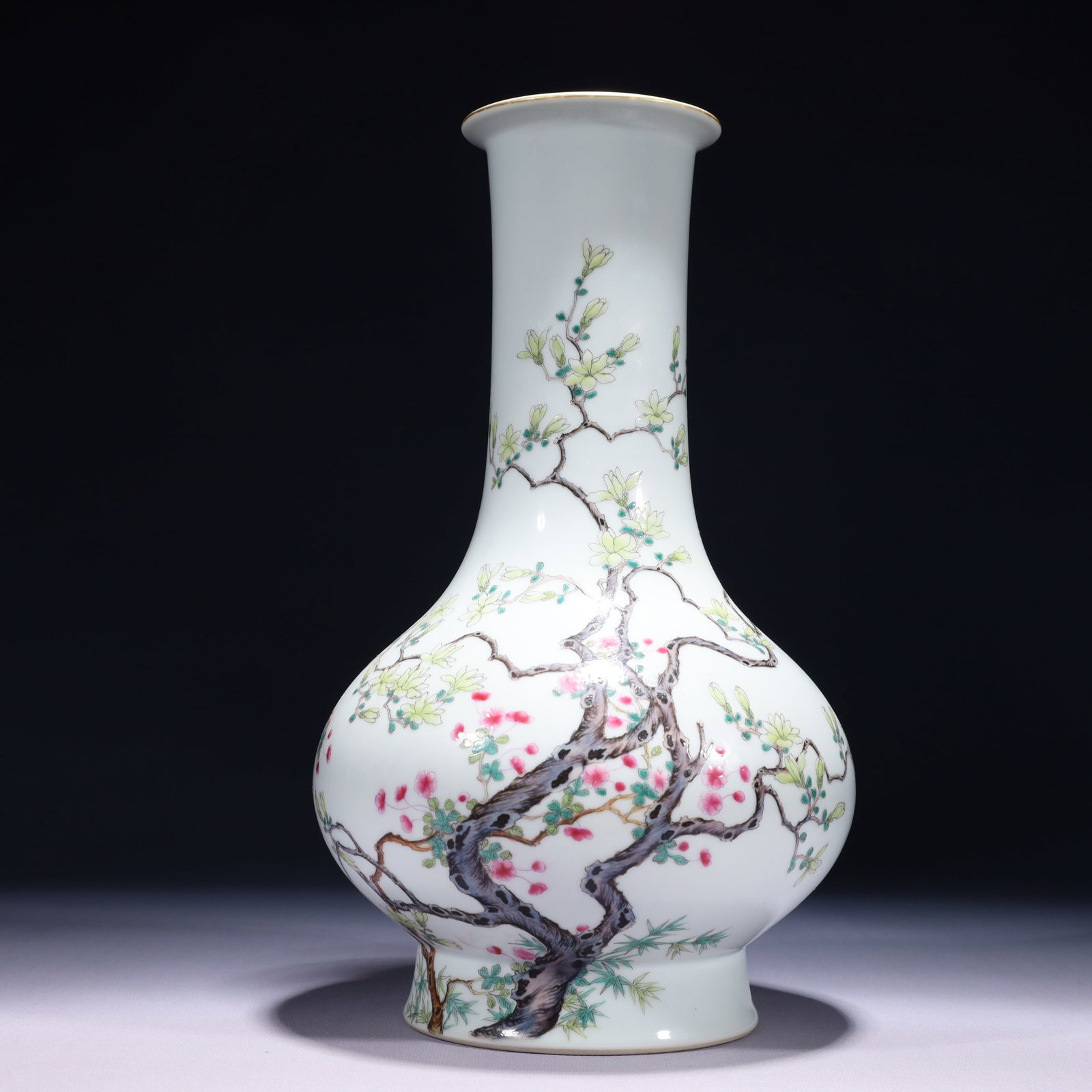 An Exquisite Famille-Rose Painted Gold Flower Pattern Vase: An Exquisite Famille-Rose Painted Gold Flower Pattern Vase,Qing Dynasty,China,Qianlong Six-character Mark,Size:6.7inx13in,Weight:2000g